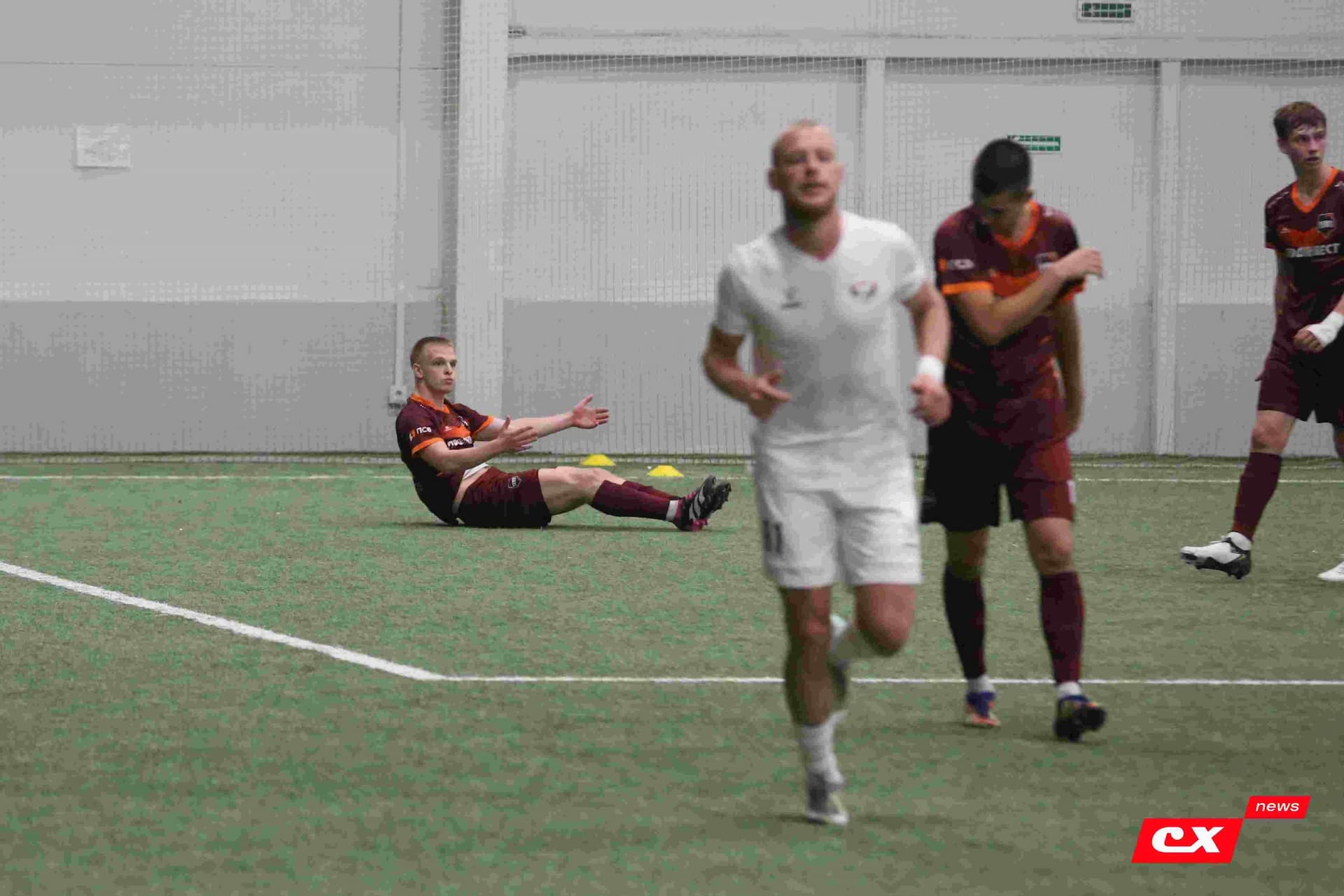 «Темп» 1:1 «КДВ». Третья лига. 26.09.2025. Владимир Мартынов («CX News») и Александр Чёрный («Алтайский спорт») — кадр 276