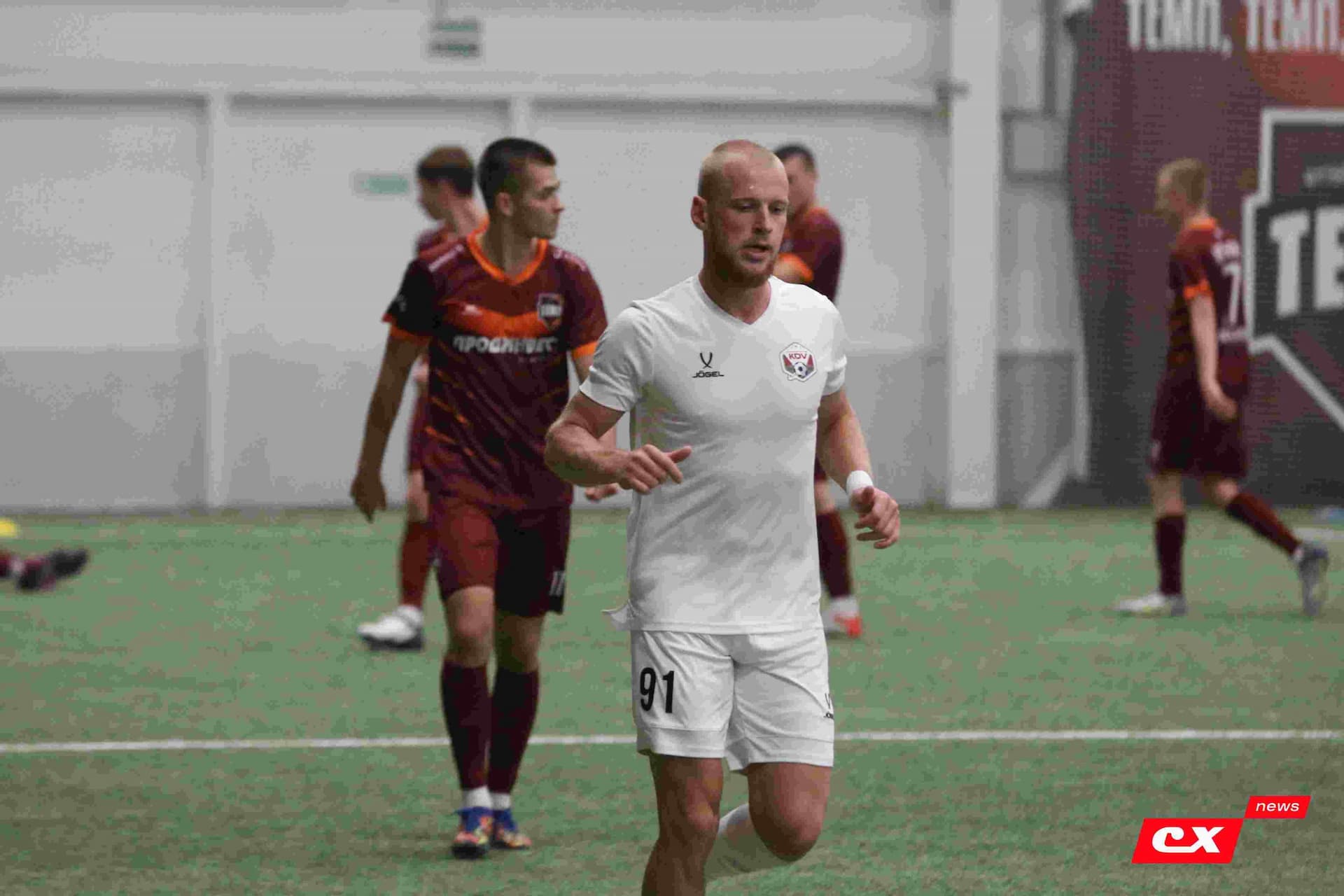 «Темп» 1:1 «КДВ». Третья лига. 26.09.2025. Владимир Мартынов («CX News») и Александр Чёрный («Алтайский спорт») — кадр 277