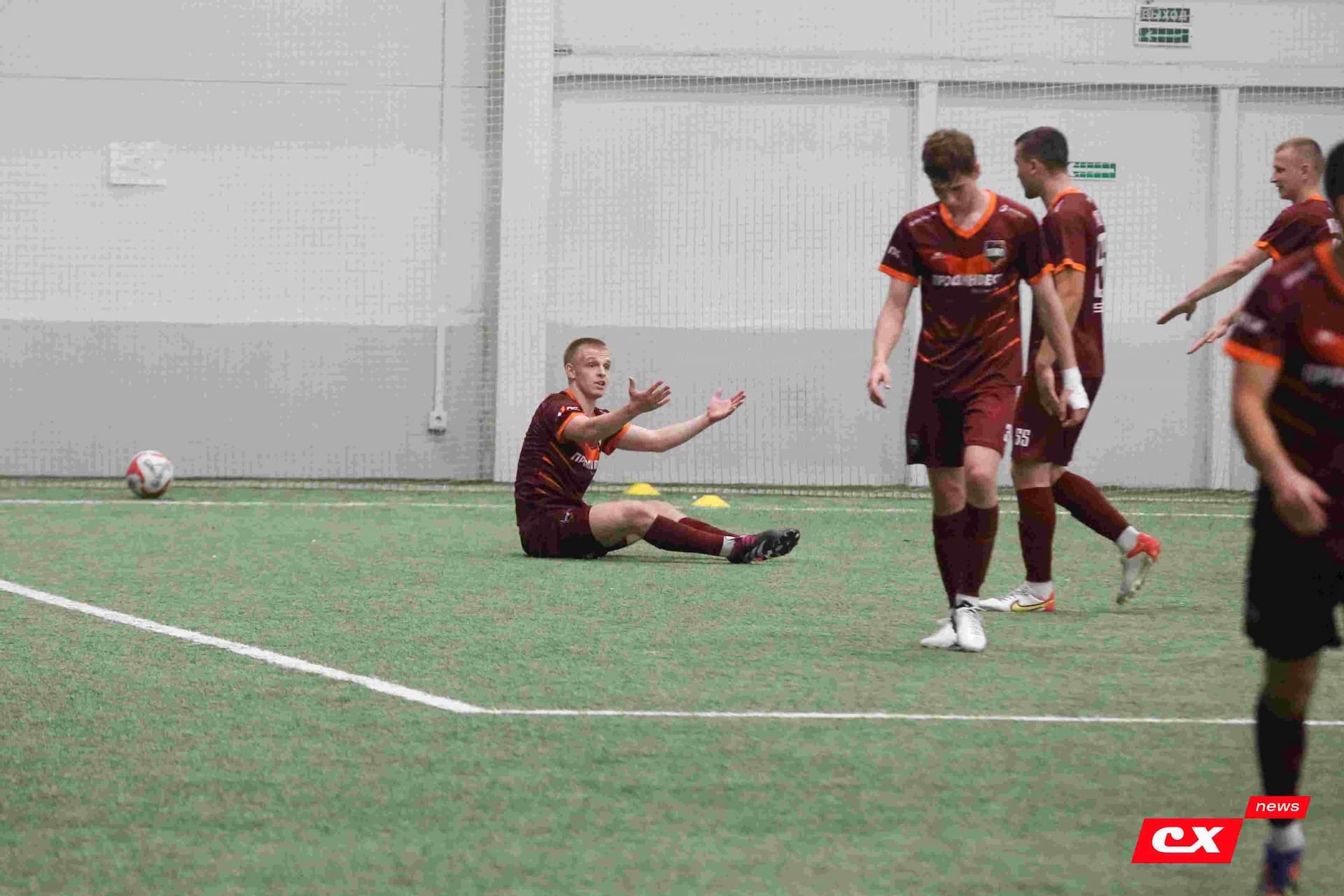 «Темп» 1:1 «КДВ». Третья лига. 26.09.2025. Владимир Мартынов («CX News») и Александр Чёрный («Алтайский спорт») — кадр 278