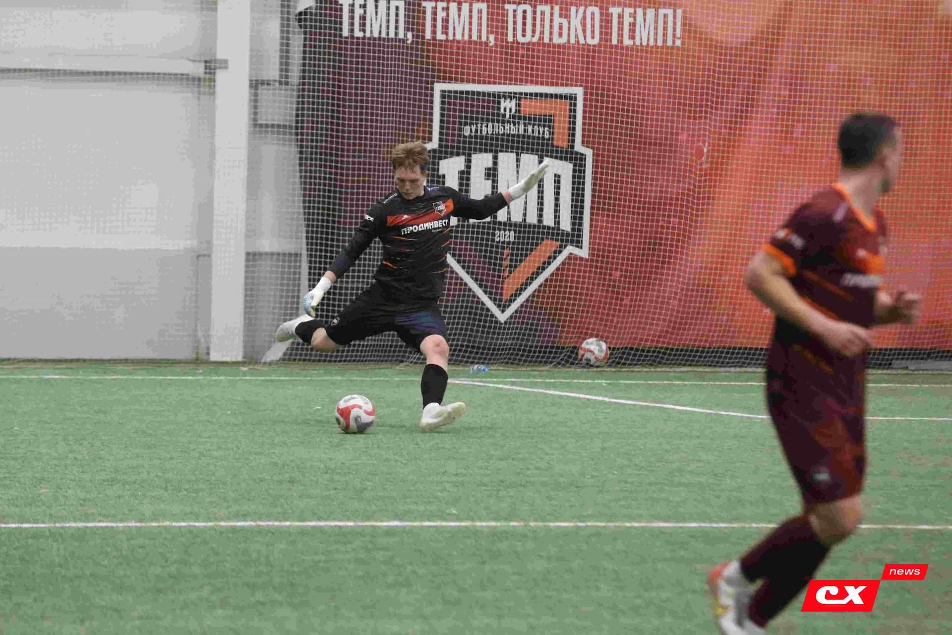 «Темп» 1:1 «КДВ». Третья лига. 26.09.2025. Владимир Мартынов («CX News») и Александр Чёрный («Алтайский спорт») — кадр 279