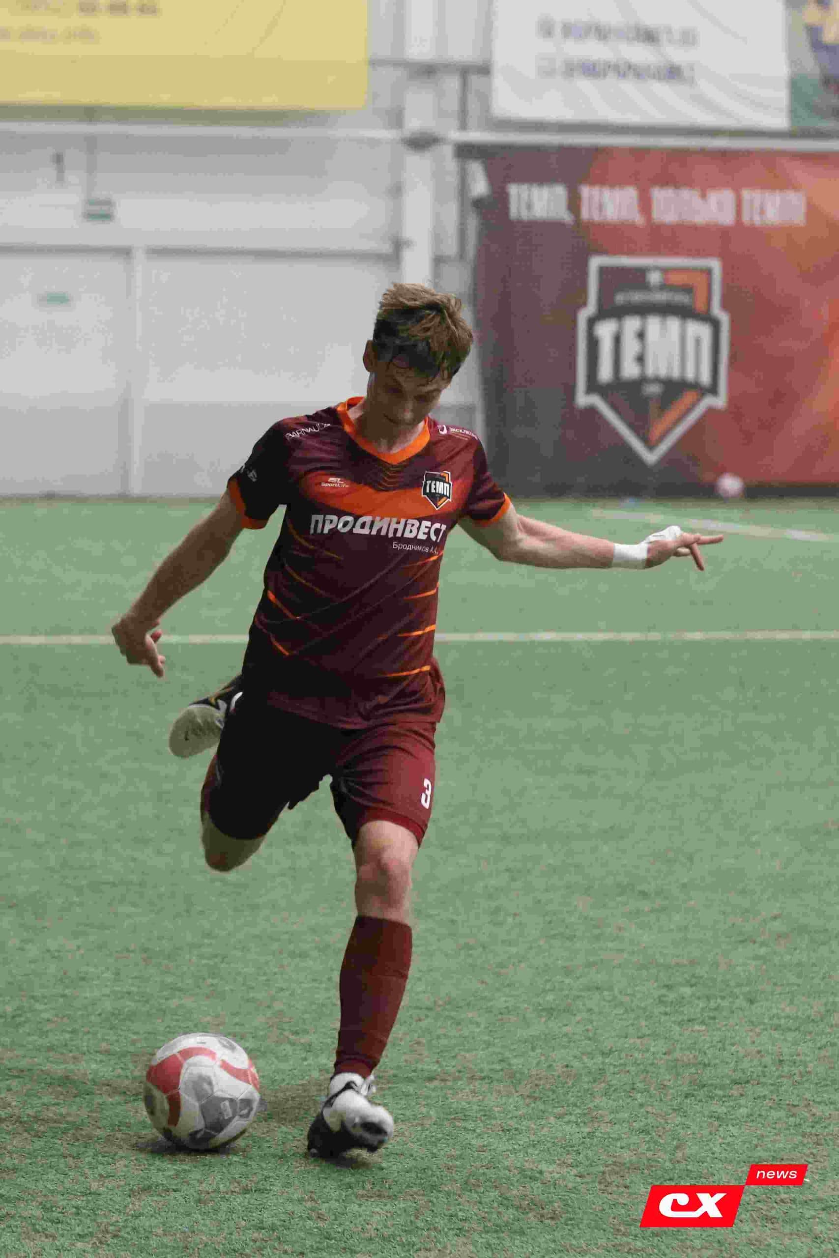 «Темп» 1:1 «КДВ». Третья лига. 26.09.2025. Владимир Мартынов («CX News») и Александр Чёрный («Алтайский спорт») — кадр 283