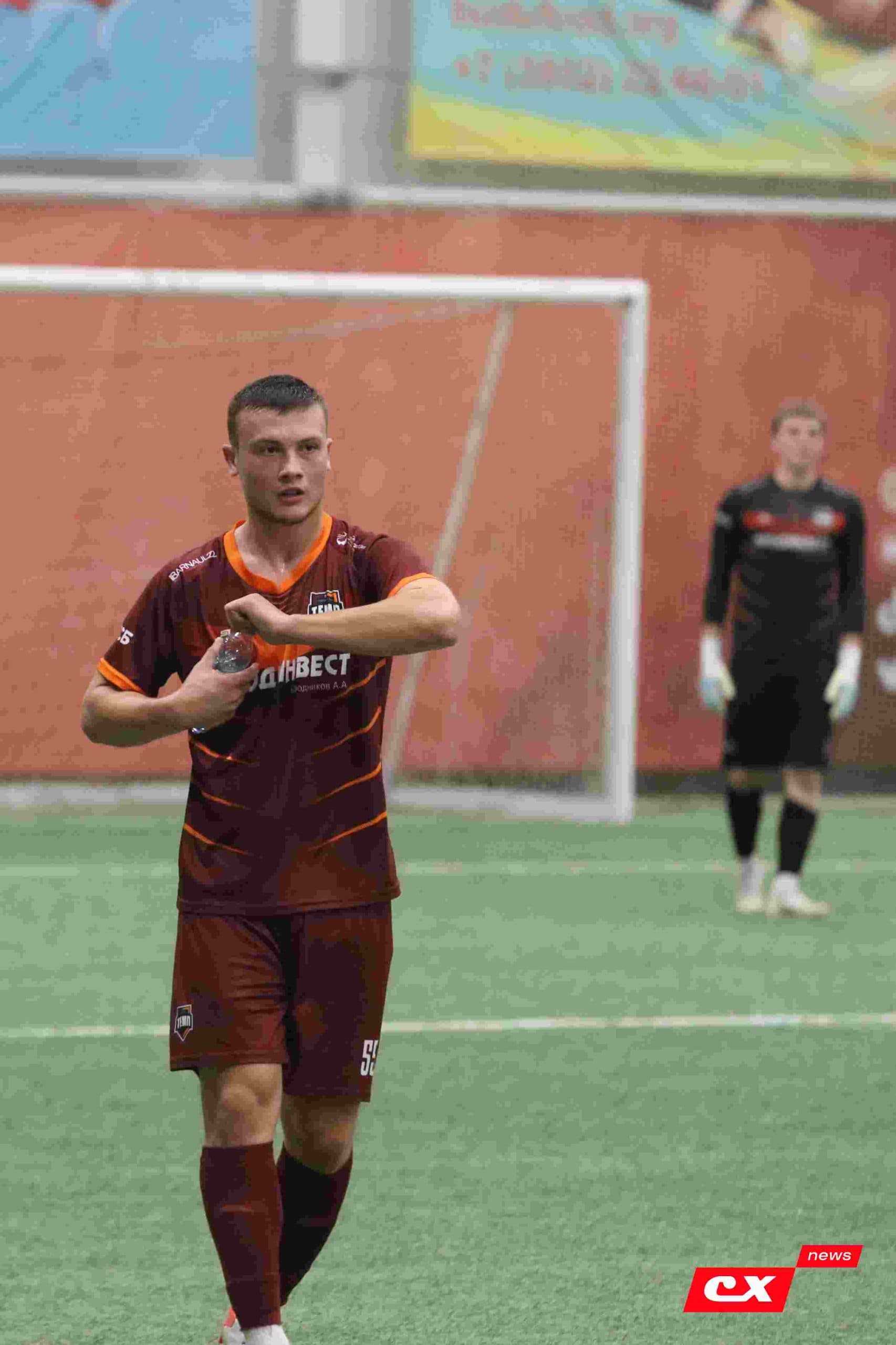 «Темп» 1:1 «КДВ». Третья лига. 26.09.2025. Владимир Мартынов («CX News») и Александр Чёрный («Алтайский спорт») — кадр 288