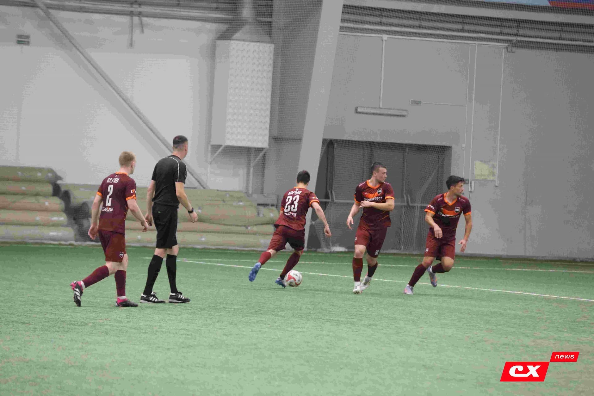 «Темп» 1:1 «КДВ». Третья лига. 26.09.2025. Владимир Мартынов («CX News») и Александр Чёрный («Алтайский спорт») — кадр 291