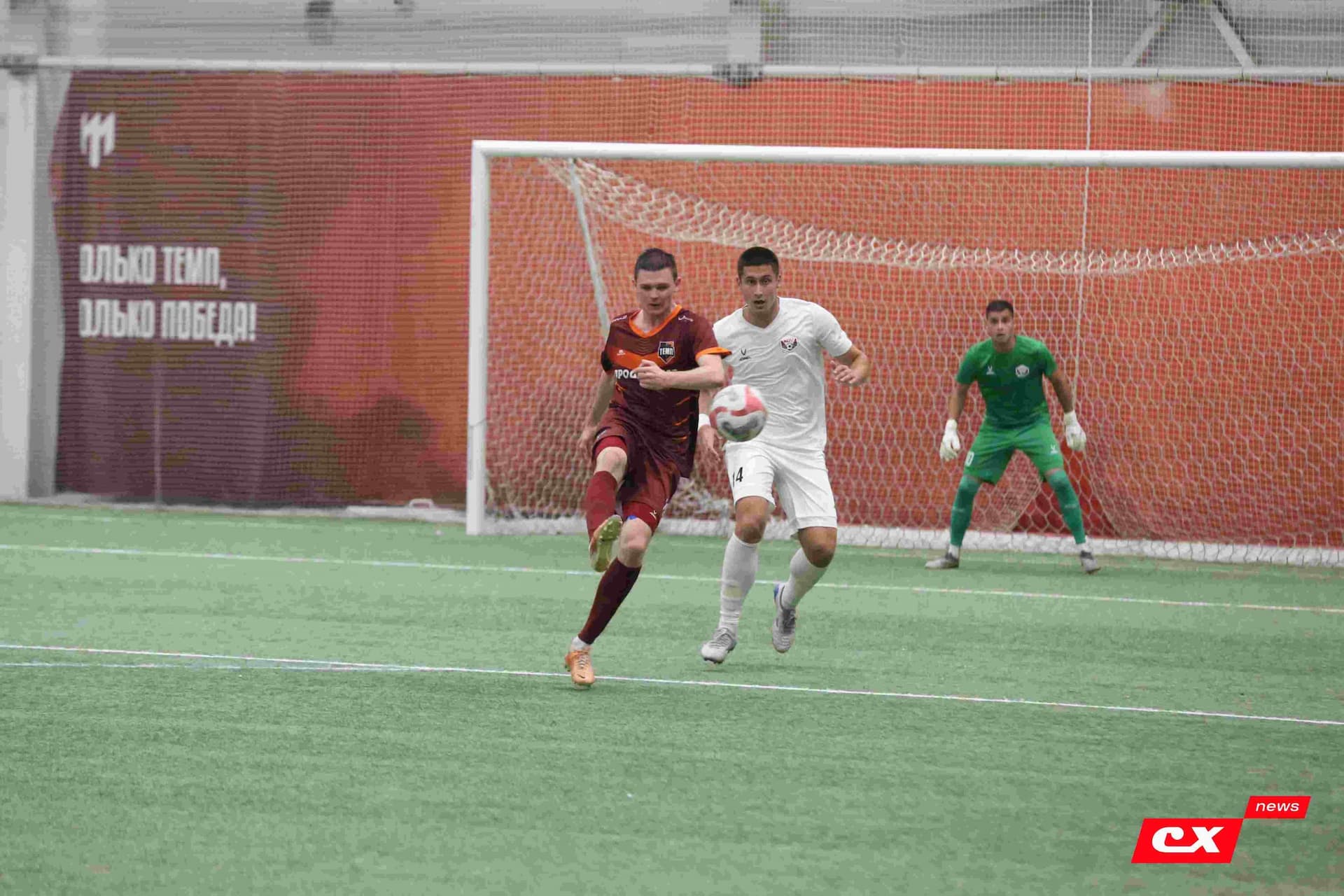 «Темп» 1:1 «КДВ». Третья лига. 26.09.2025. Владимир Мартынов («CX News») и Александр Чёрный («Алтайский спорт») — кадр 293