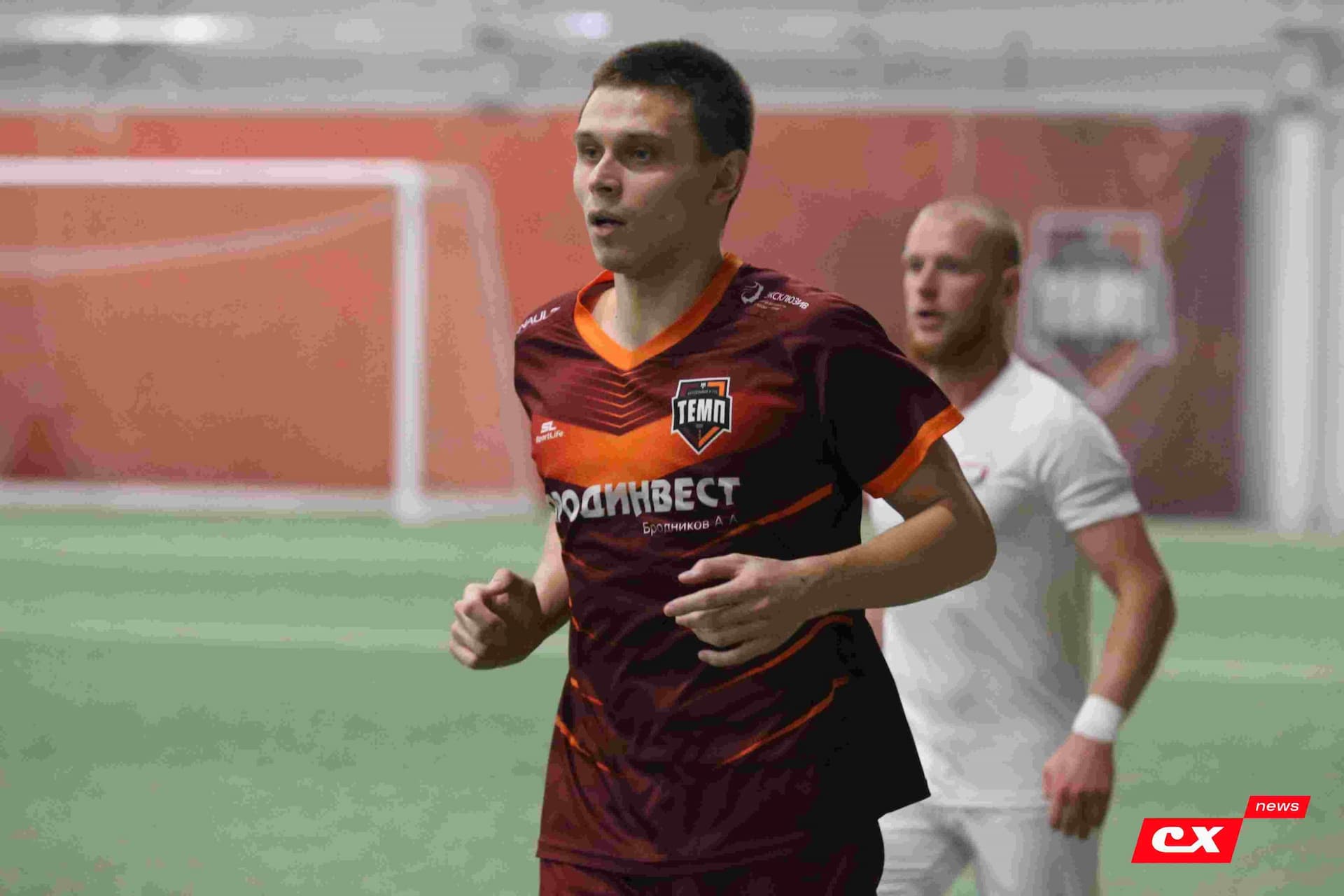 «Темп» 1:1 «КДВ». Третья лига. 26.09.2025. Владимир Мартынов («CX News») и Александр Чёрный («Алтайский спорт») — кадр 294