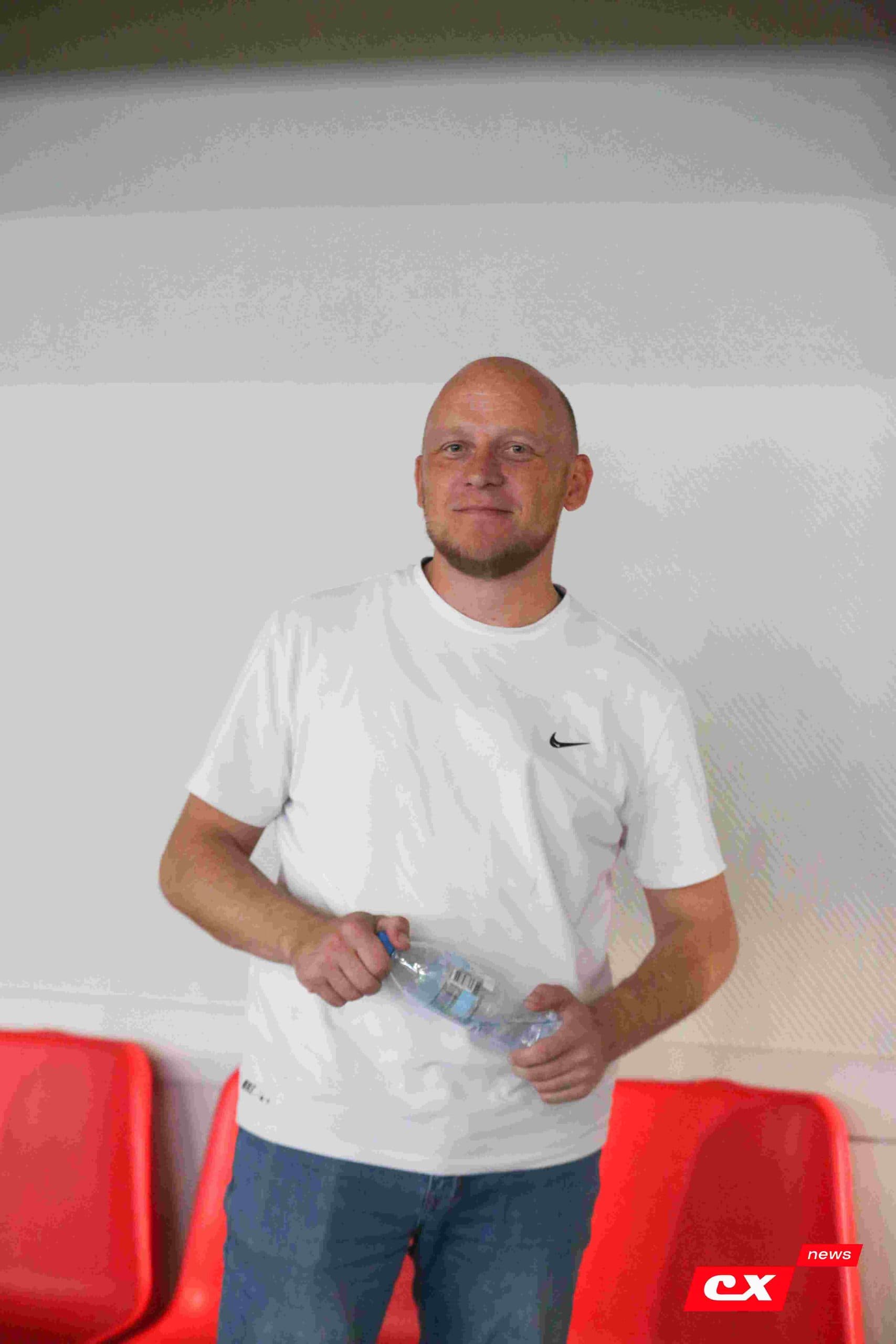 «Темп» 1:1 «КДВ». Третья лига. 26.09.2025. Владимир Мартынов («CX News») и Александр Чёрный («Алтайский спорт») — кадр 36