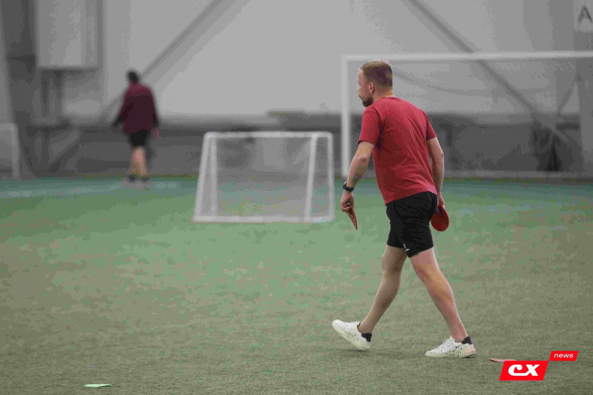 «Темп» 1:1 «КДВ». Третья лига. 26.09.2025. Владимир Мартынов («CX News») и Александр Чёрный («Алтайский спорт») — кадр 37