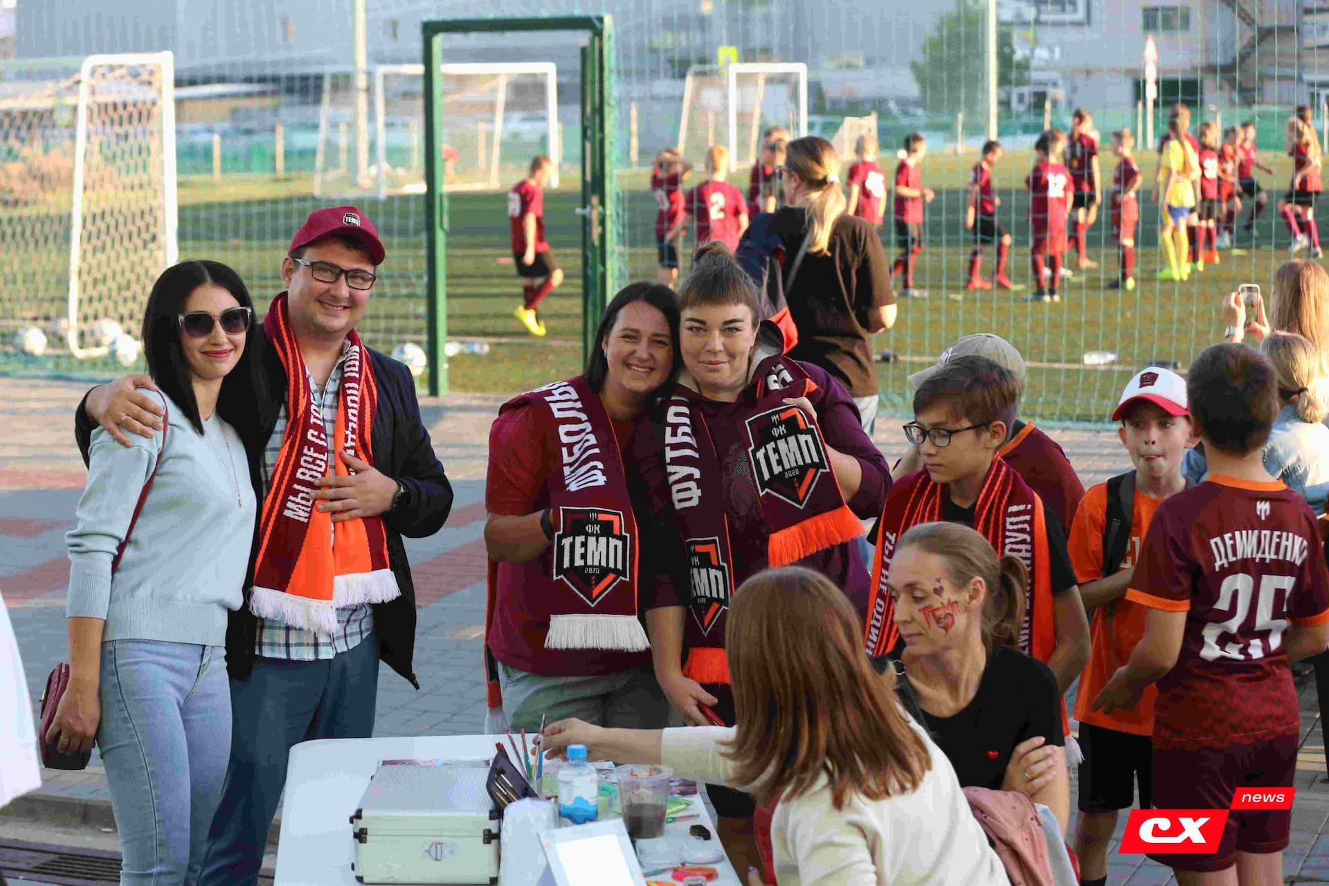 «Темп» 1:1 «КДВ». Третья лига. 26.09.2025. Владимир Мартынов («CX News») и Александр Чёрный («Алтайский спорт») — кадр 2