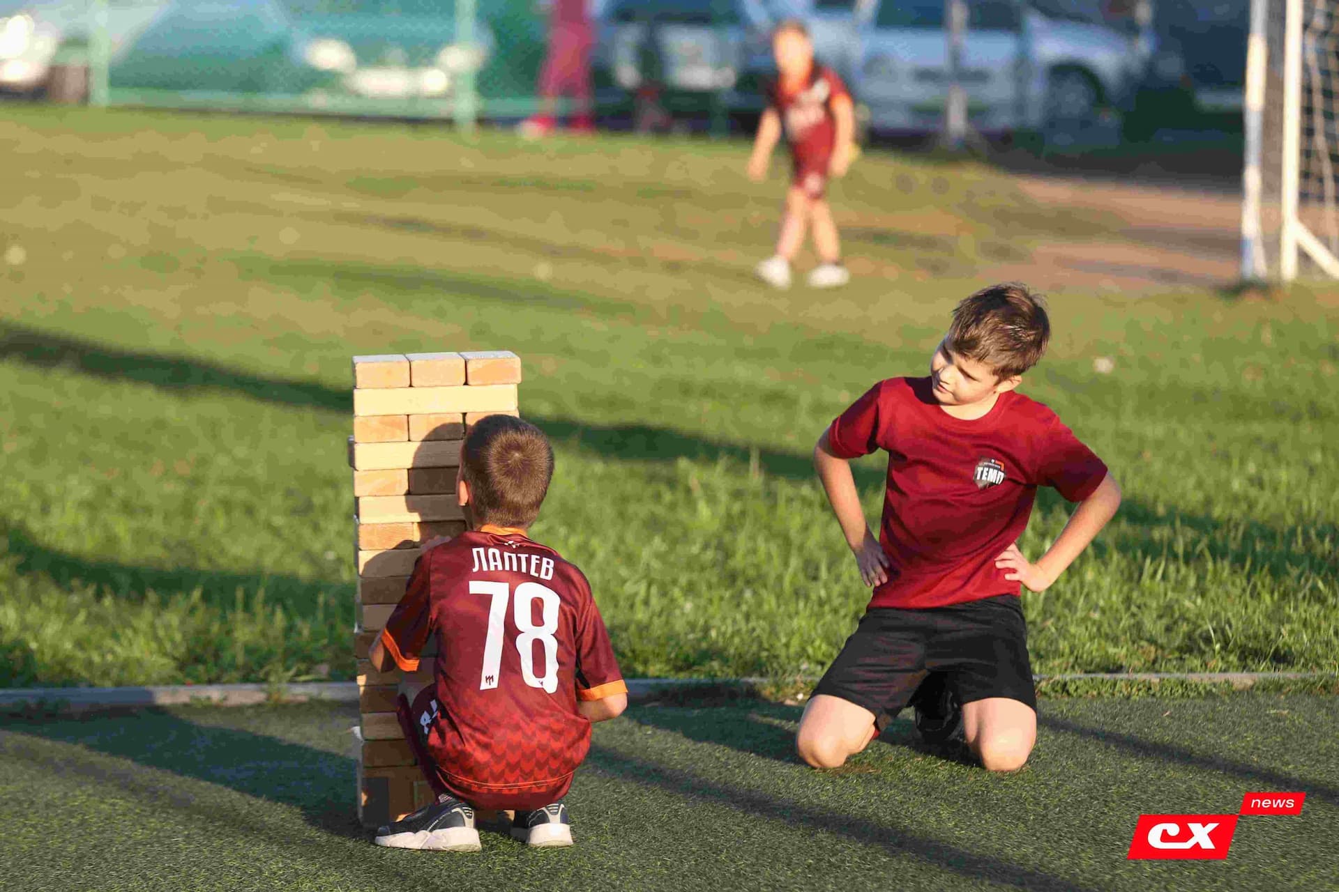 «Темп» 1:1 «КДВ». Третья лига. 26.09.2025. Владимир Мартынов («CX News») и Александр Чёрный («Алтайский спорт») — кадр 3