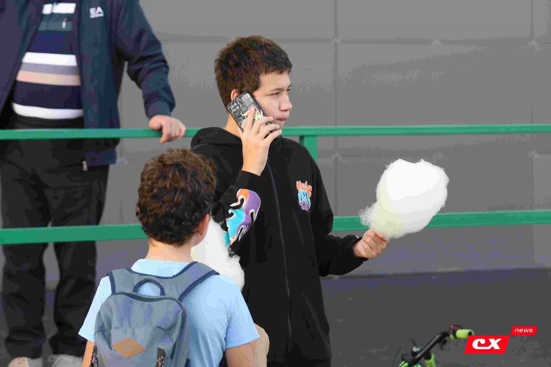 «Темп» 1:1 «КДВ». Третья лига. 26.09.2025. Владимир Мартынов («CX News») и Александр Чёрный («Алтайский спорт») — кадр 4