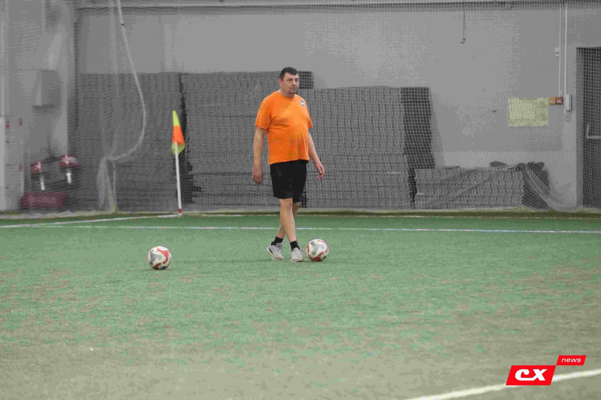 «Темп» 1:1 «КДВ». Третья лига. 26.09.2025. Владимир Мартынов («CX News») и Александр Чёрный («Алтайский спорт») — кадр 72