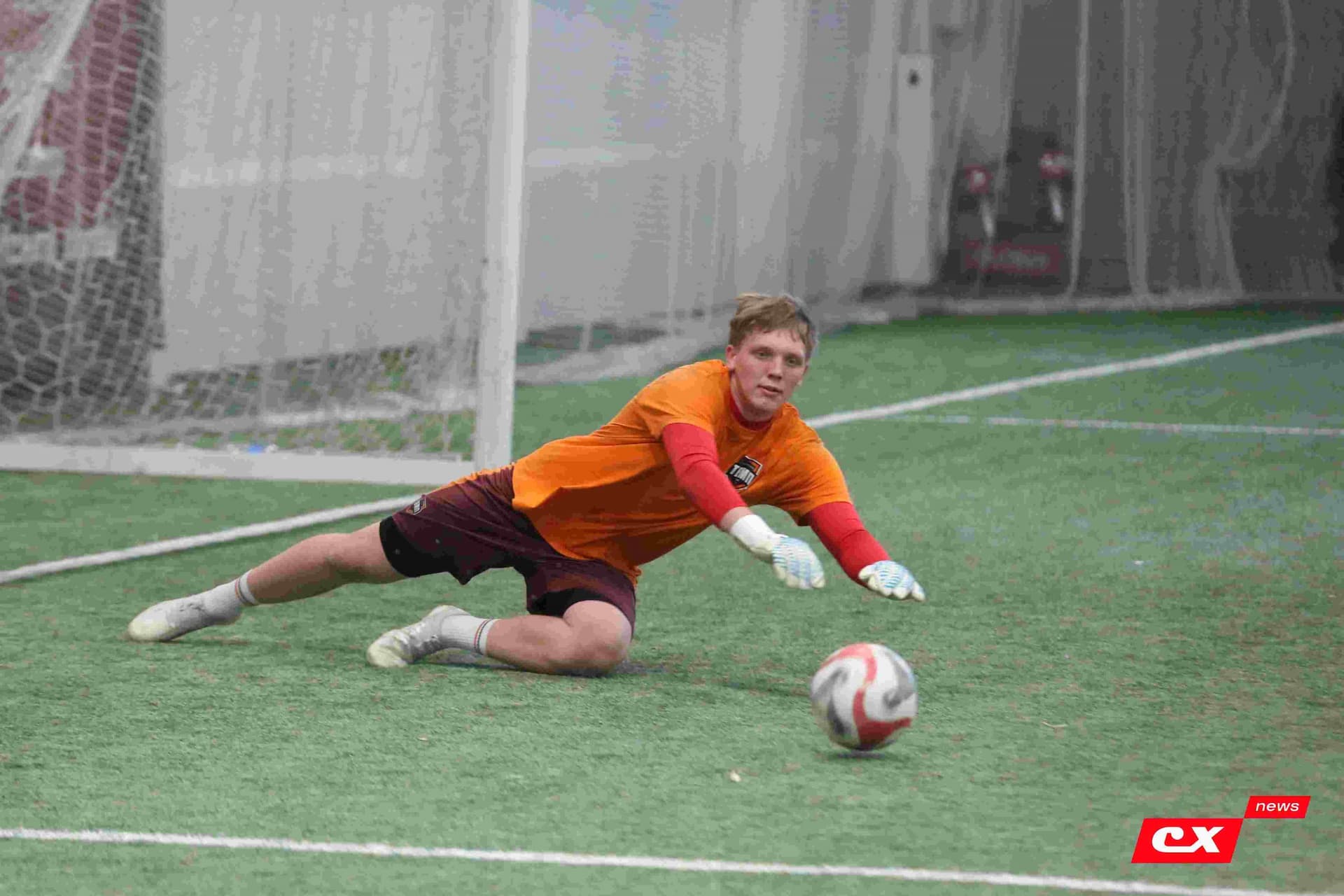 «Темп» 1:1 «КДВ». Третья лига. 26.09.2025. Владимир Мартынов («CX News») и Александр Чёрный («Алтайский спорт») — кадр 77