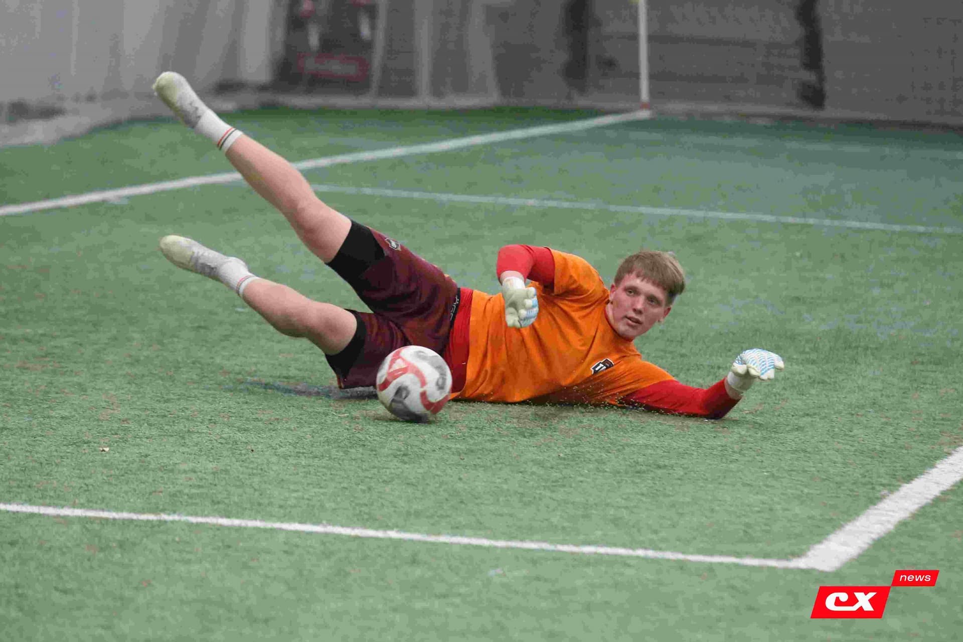 «Темп» 1:1 «КДВ». Третья лига. 26.09.2025. Владимир Мартынов («CX News») и Александр Чёрный («Алтайский спорт») — кадр 78