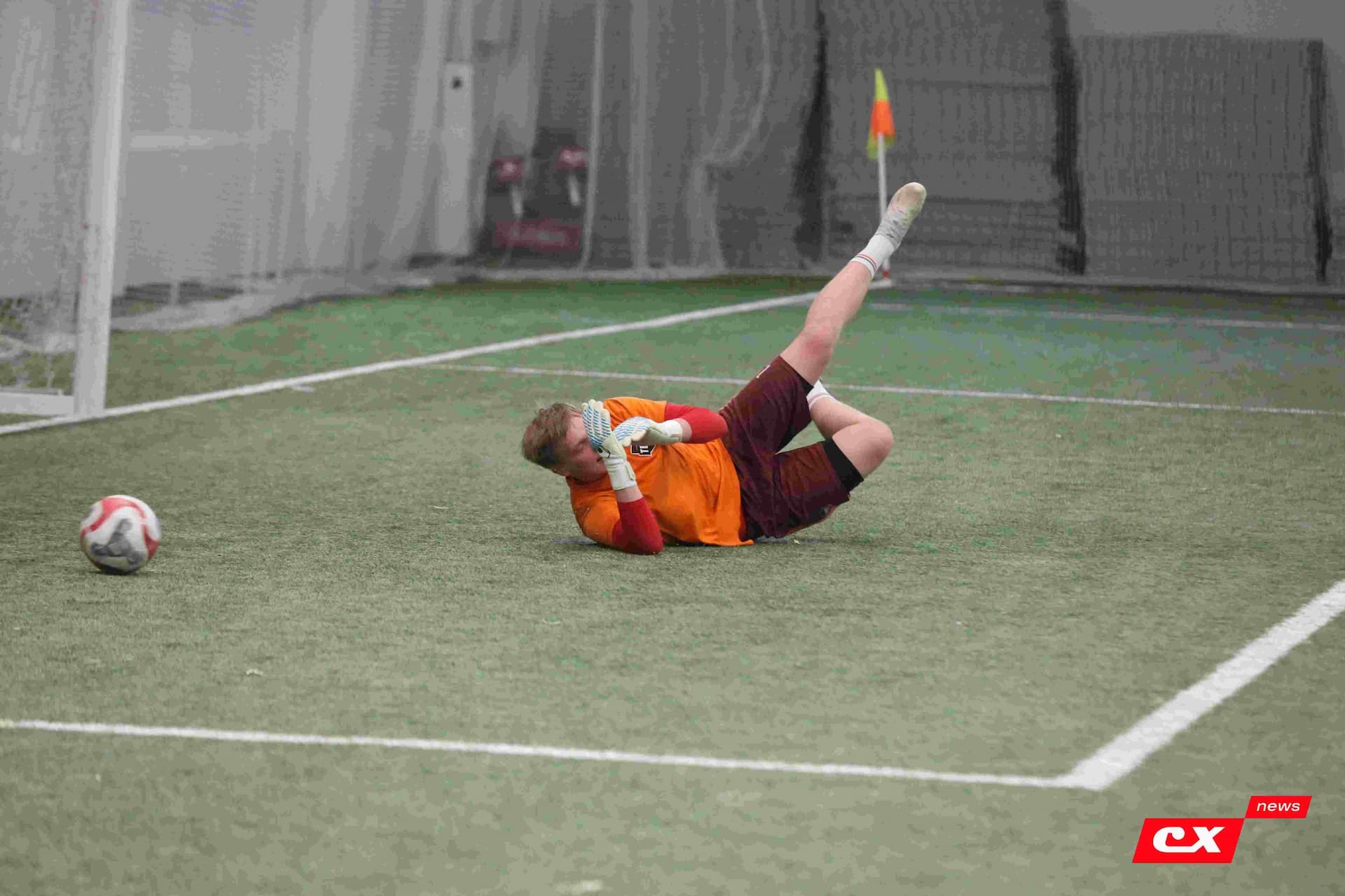 «Темп» 1:1 «КДВ». Третья лига. 26.09.2025. Владимир Мартынов («CX News») и Александр Чёрный («Алтайский спорт») — кадр 79