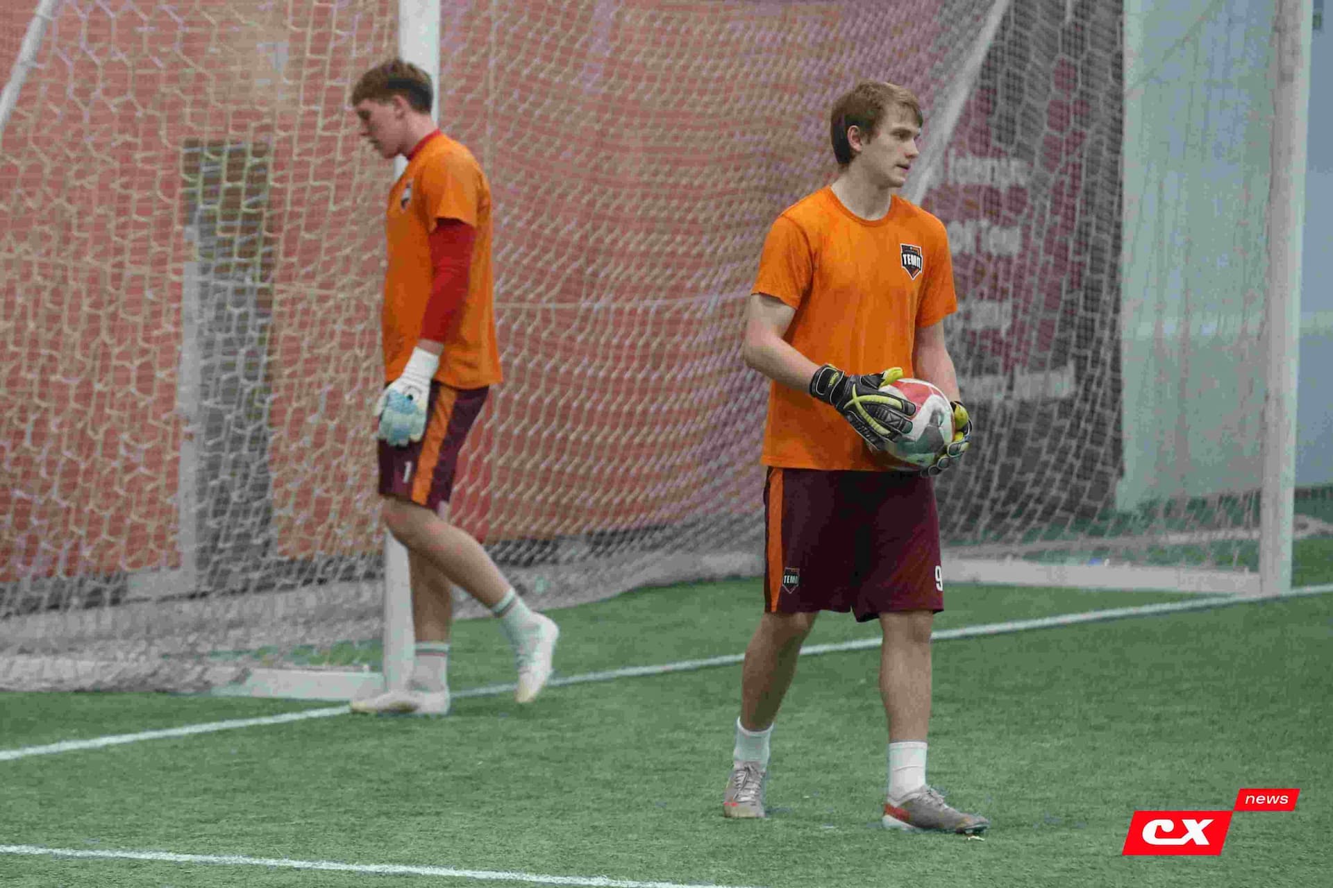 «Темп» 1:1 «КДВ». Третья лига. 26.09.2025. Владимир Мартынов («CX News») и Александр Чёрный («Алтайский спорт») — кадр 85