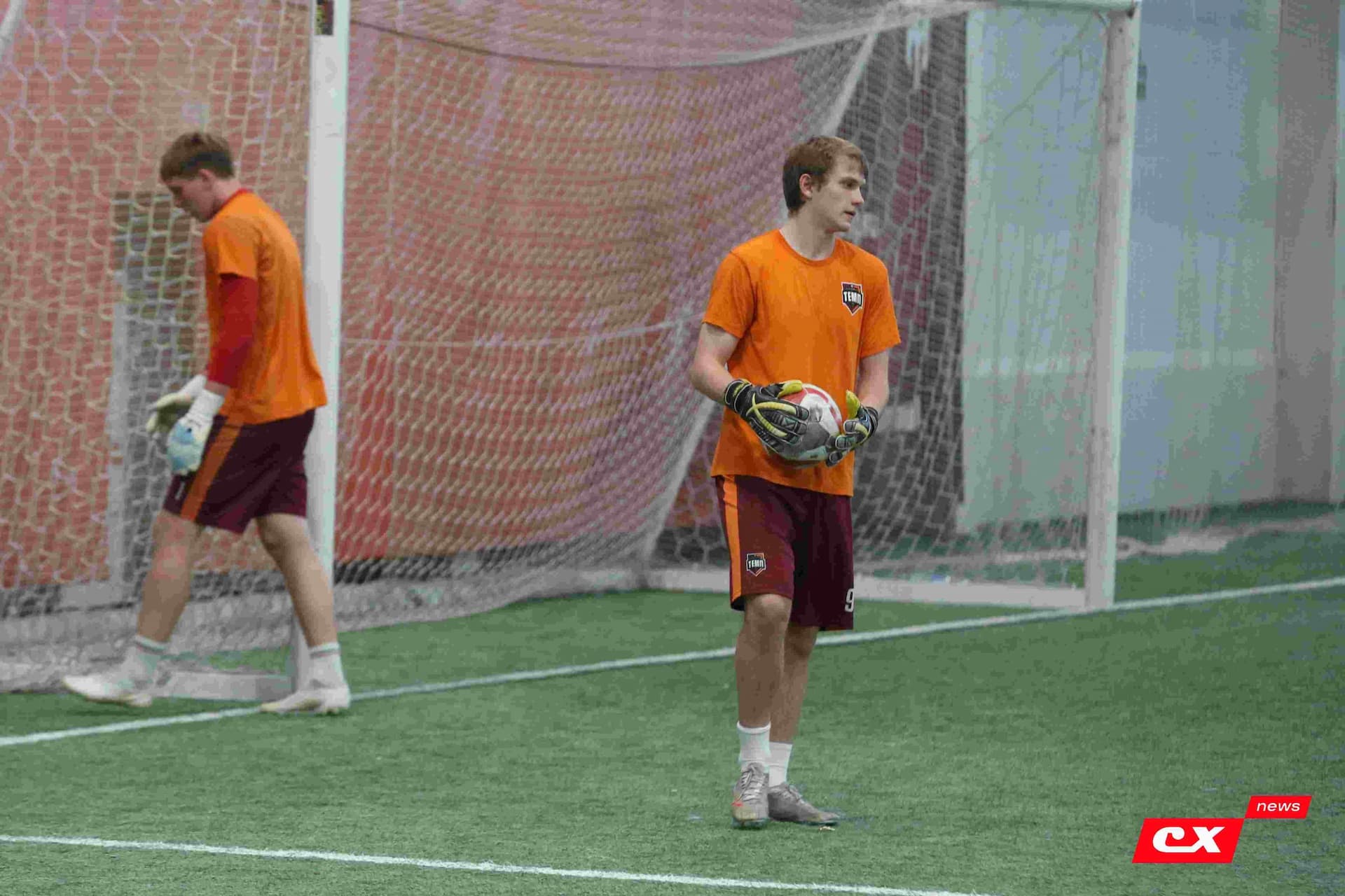 «Темп» 1:1 «КДВ». Третья лига. 26.09.2025. Владимир Мартынов («CX News») и Александр Чёрный («Алтайский спорт») — кадр 86