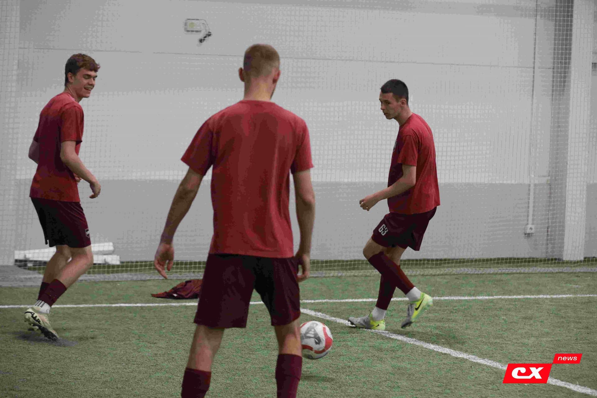 «Темп» 1:1 «КДВ». Третья лига. 26.09.2025. Владимир Мартынов («CX News») и Александр Чёрный («Алтайский спорт») — кадр 87