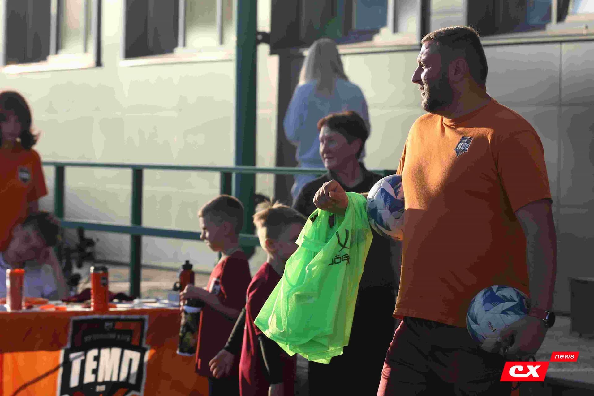 «Темп» 1:1 «КДВ». Третья лига. 26.09.2025. Владимир Мартынов («CX News») и Александр Чёрный («Алтайский спорт») — кадр 14