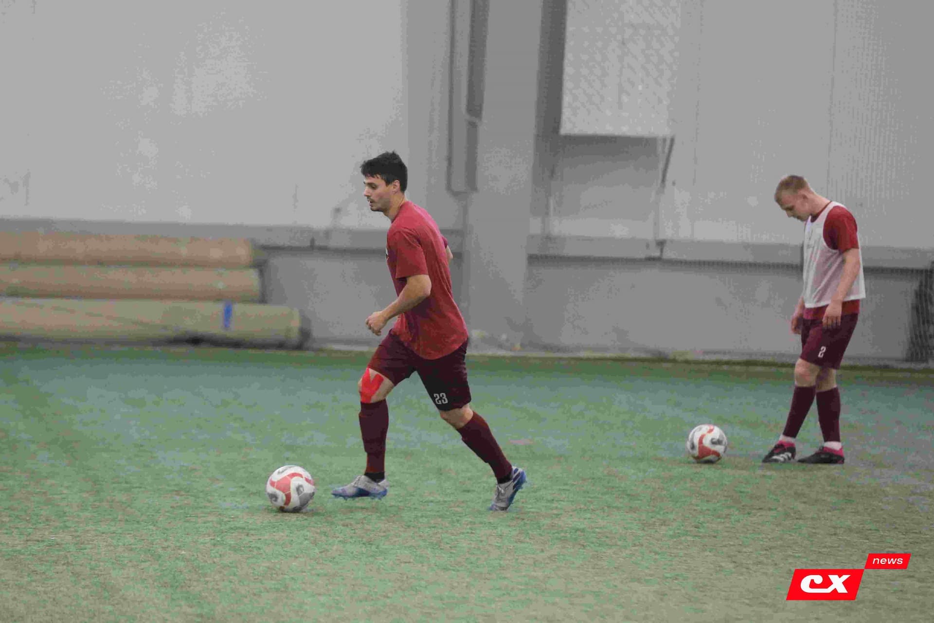 «Темп» 1:1 «КДВ». Третья лига. 26.09.2025. Владимир Мартынов («CX News») и Александр Чёрный («Алтайский спорт») — кадр 90