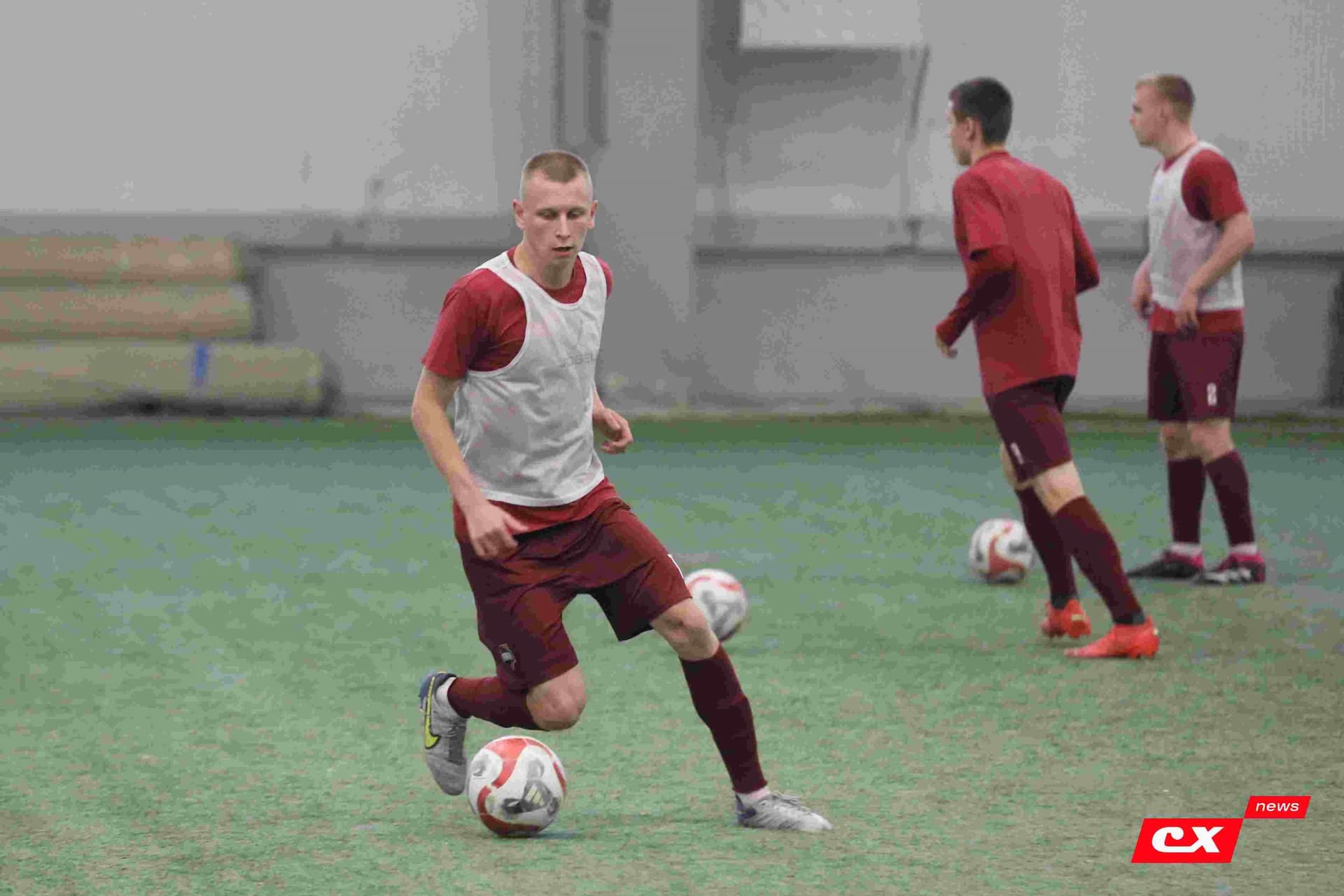 «Темп» 1:1 «КДВ». Третья лига. 26.09.2025. Владимир Мартынов («CX News») и Александр Чёрный («Алтайский спорт») — кадр 92