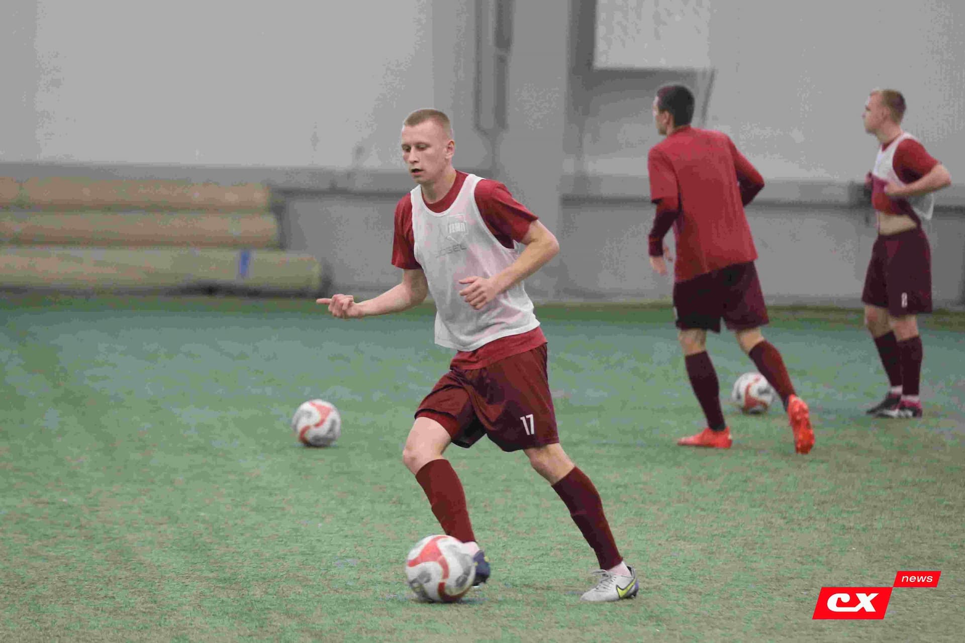 «Темп» 1:1 «КДВ». Третья лига. 26.09.2025. Владимир Мартынов («CX News») и Александр Чёрный («Алтайский спорт») — кадр 94