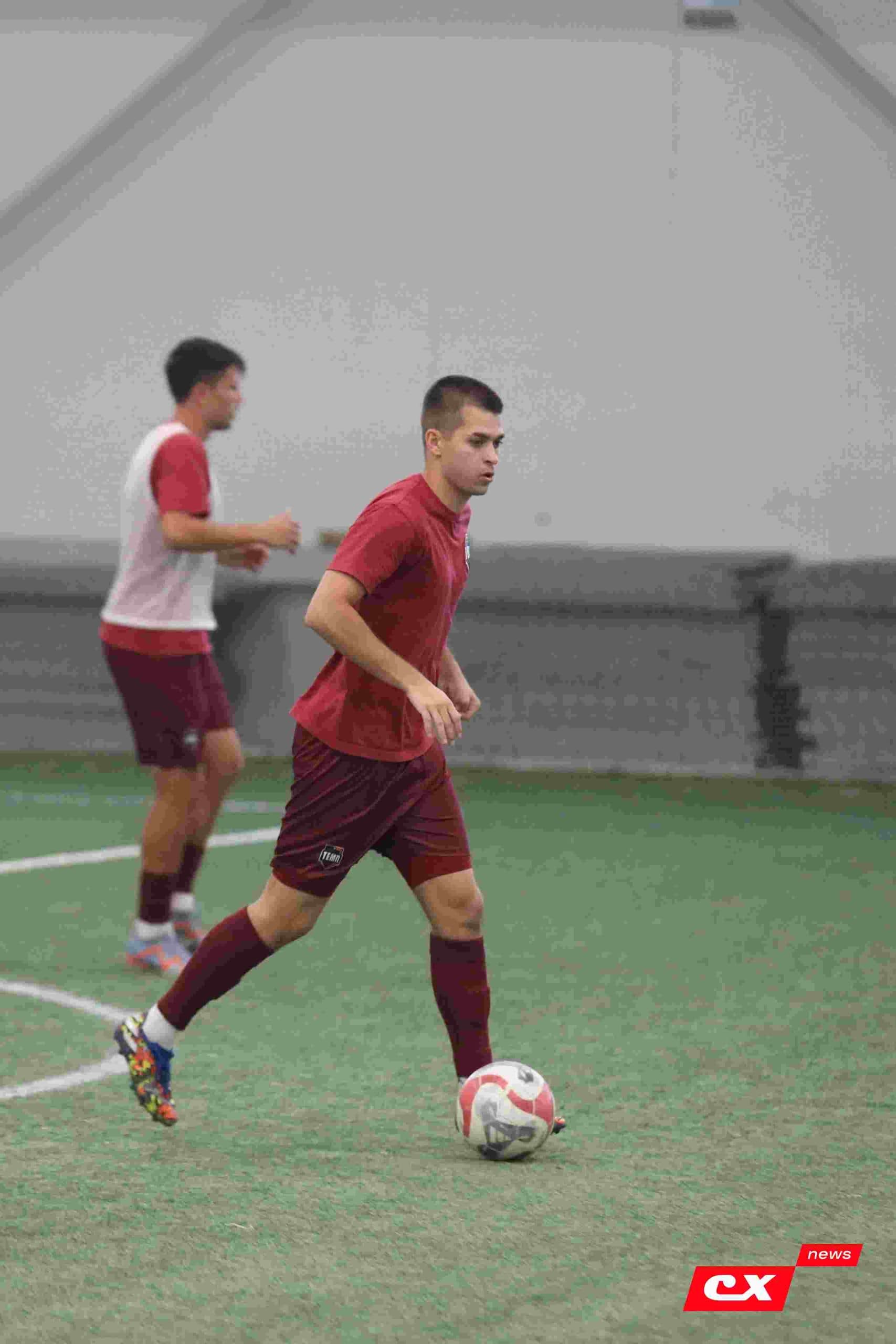 «Темп» 1:1 «КДВ». Третья лига. 26.09.2025. Владимир Мартынов («CX News») и Александр Чёрный («Алтайский спорт») — кадр 99