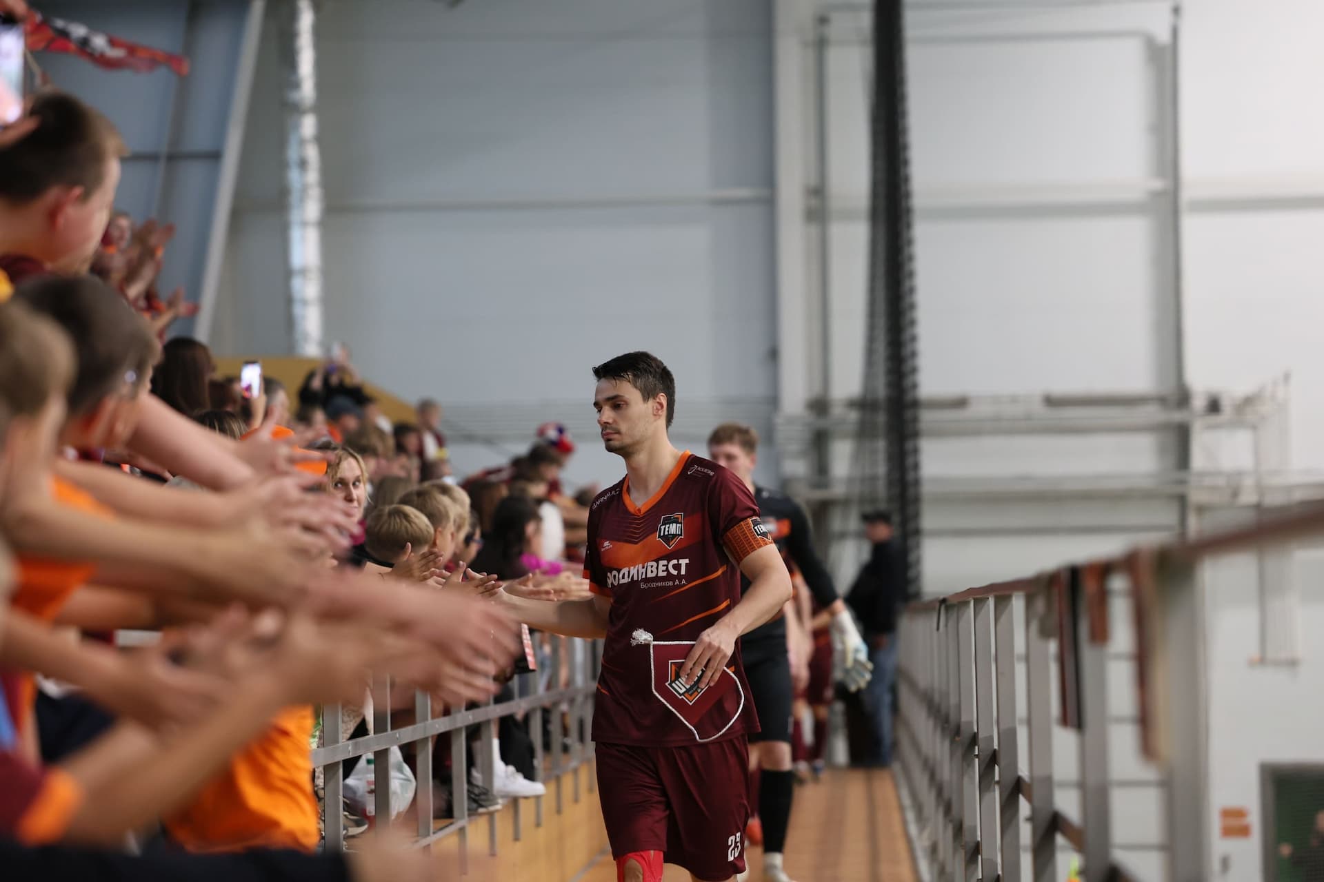 «Темп» 1:1 «КДВ». Третья лига. 26.09.2025. Владимир Мартынов («CX News») и Александр Чёрный («Алтайский спорт») — кадр 295