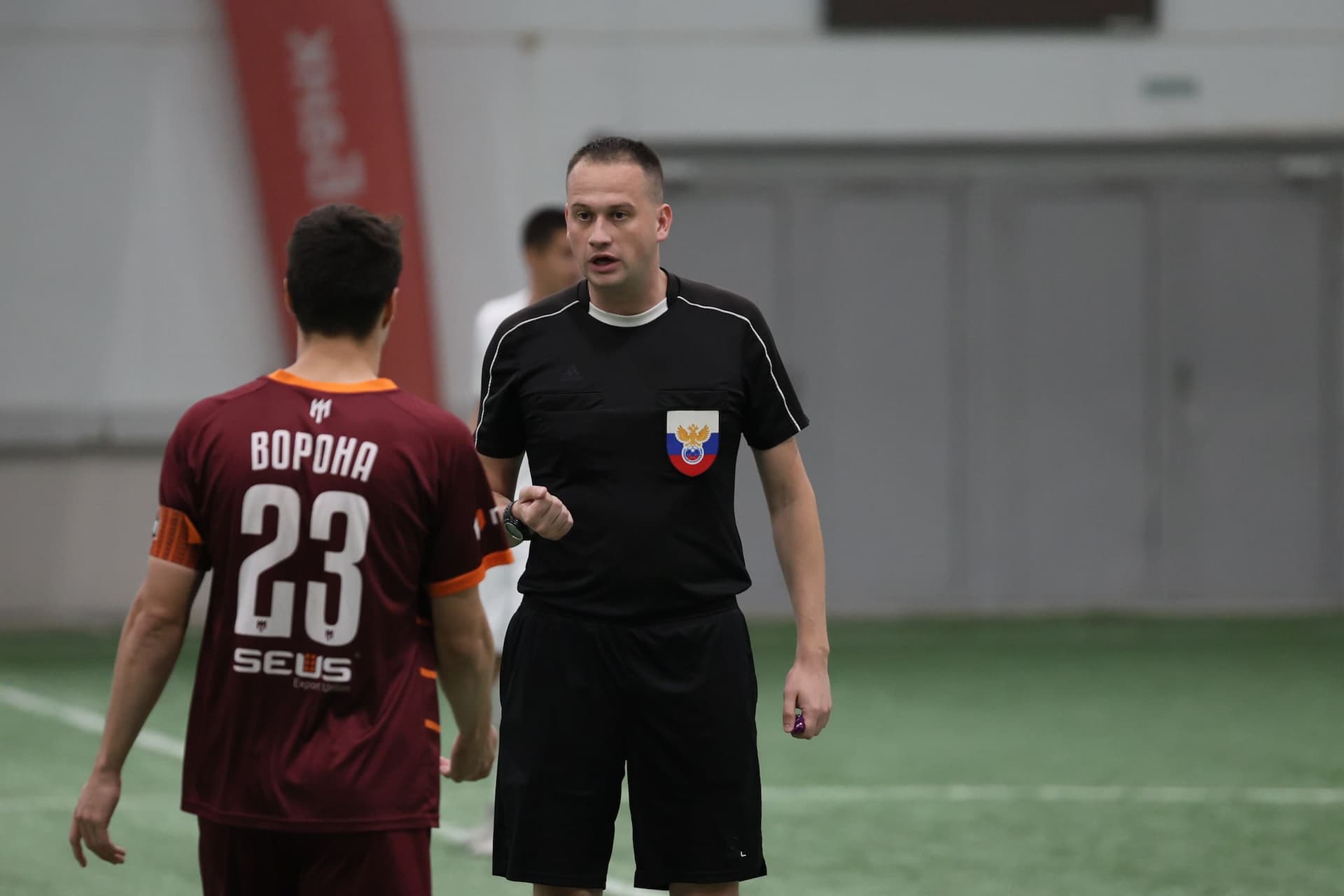 «Темп» 1:1 «КДВ». Третья лига. 26.09.2025. Владимир Мартынов («CX News») и Александр Чёрный («Алтайский спорт») — кадр 308