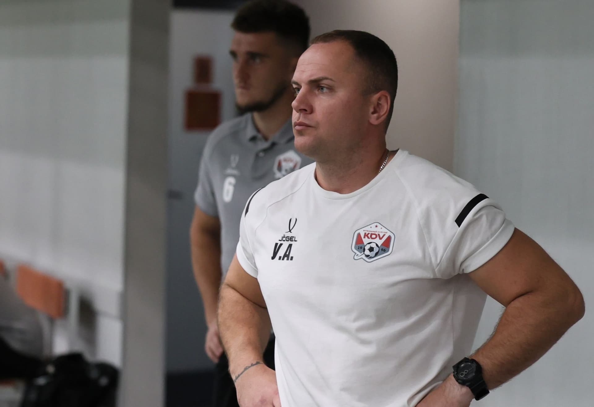 «Темп» 1:1 «КДВ». Третья лига. 26.09.2025. Владимир Мартынов («CX News») и Александр Чёрный («Алтайский спорт») — кадр 312