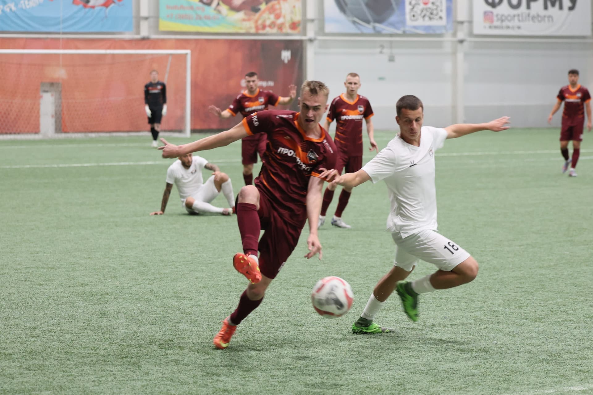 «Темп» 1:1 «КДВ». Третья лига. 26.09.2025. Владимир Мартынов («CX News») и Александр Чёрный («Алтайский спорт») — кадр 313