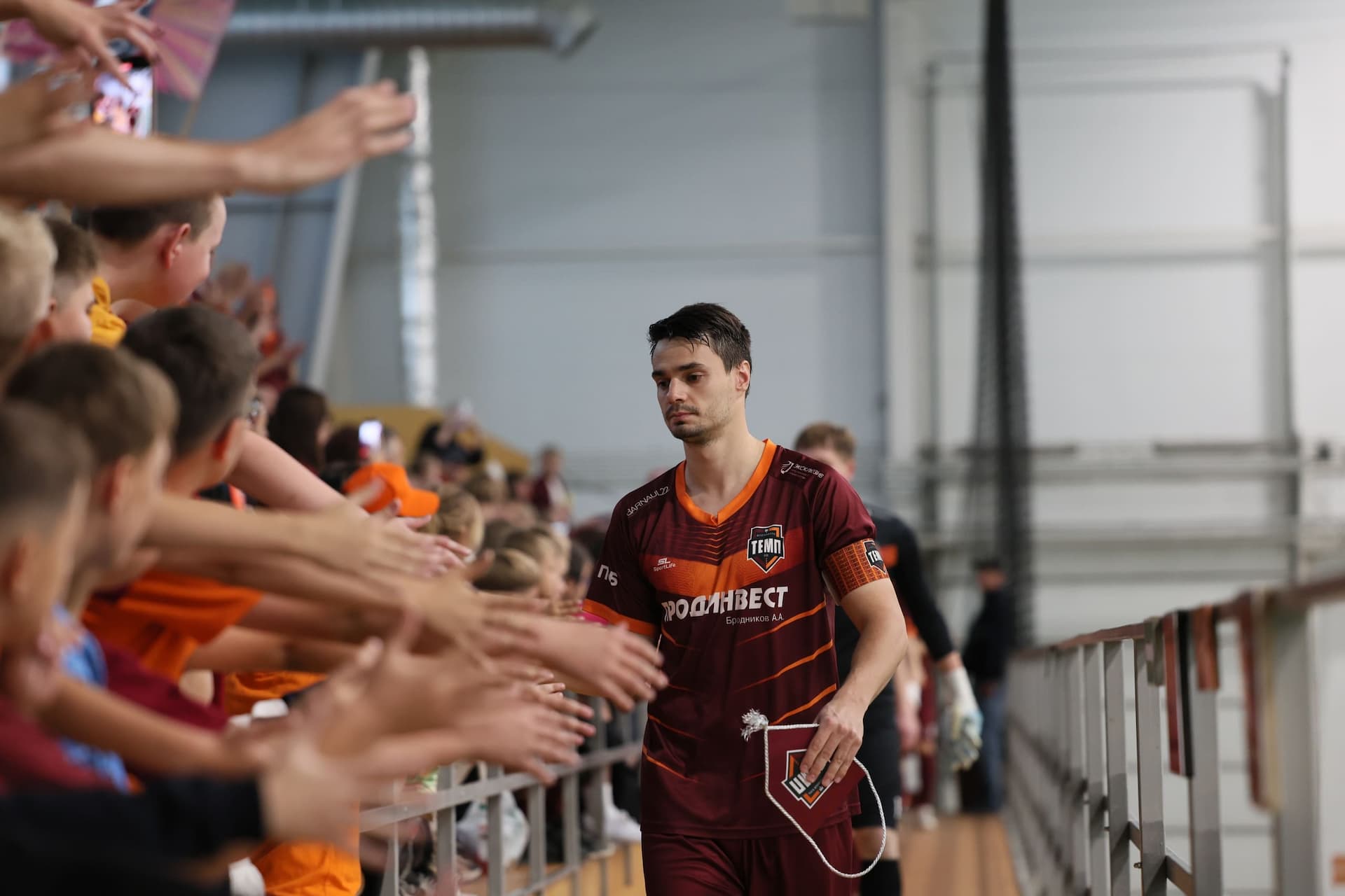 «Темп» 1:1 «КДВ». Третья лига. 26.09.2025. Владимир Мартынов («CX News») и Александр Чёрный («Алтайский спорт») — кадр 296