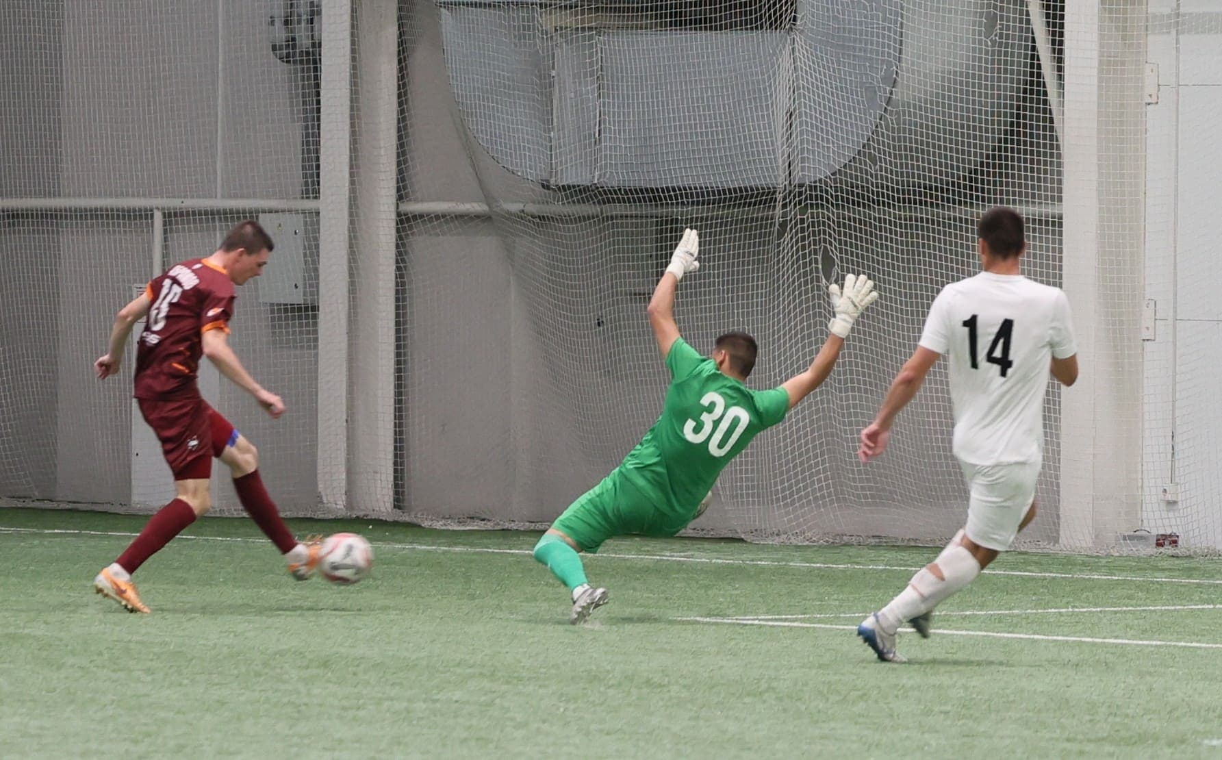 «Темп» 1:1 «КДВ». Третья лига. 26.09.2025. Владимир Мартынов («CX News») и Александр Чёрный («Алтайский спорт») — кадр 314