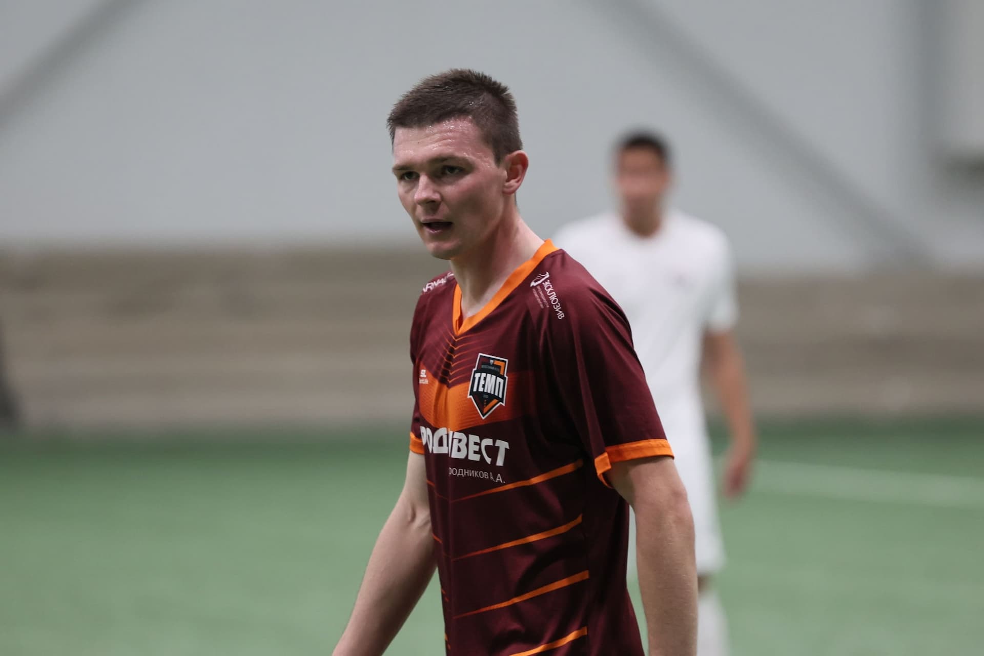 «Темп» 1:1 «КДВ». Третья лига. 26.09.2025. Владимир Мартынов («CX News») и Александр Чёрный («Алтайский спорт») — кадр 316