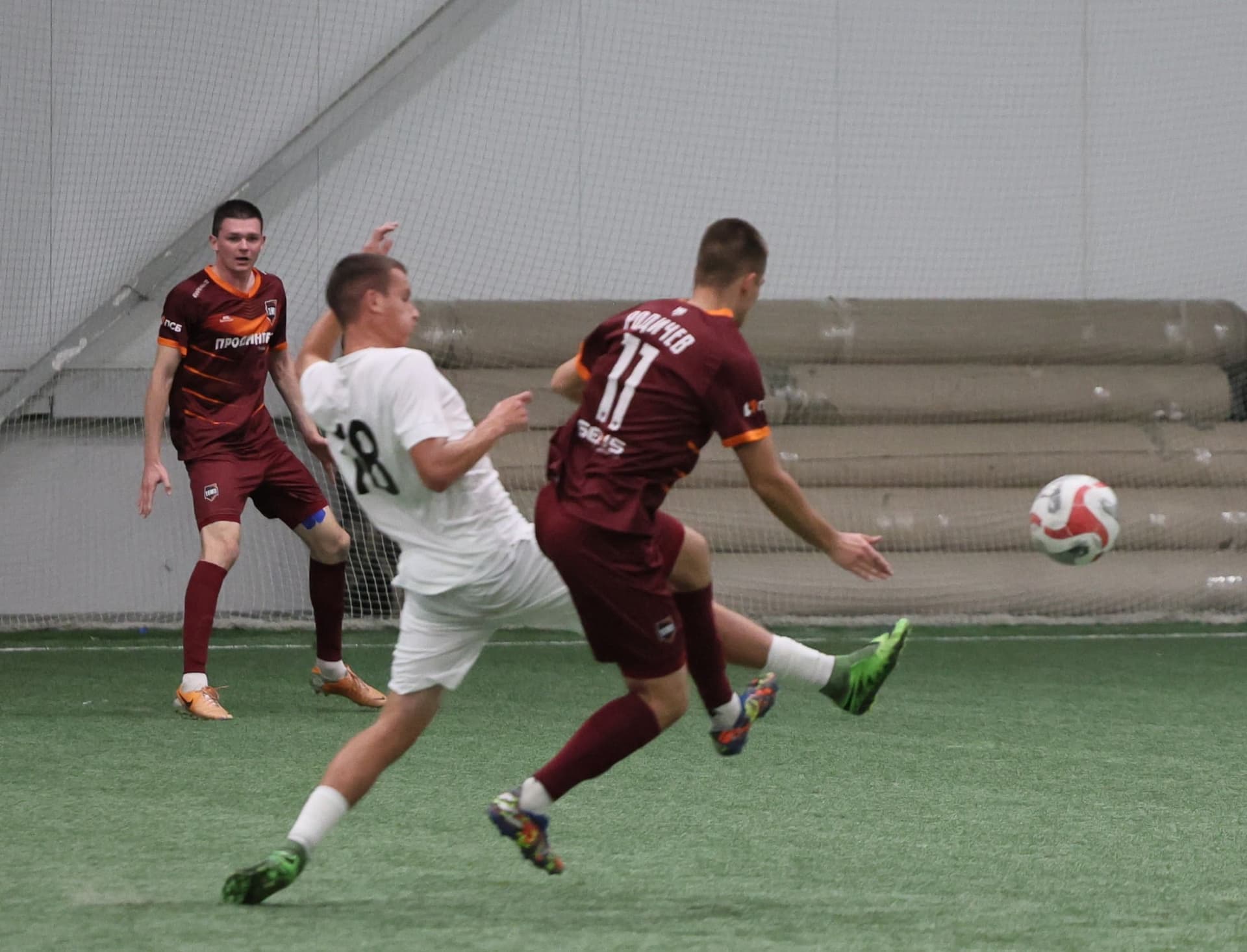 «Темп» 1:1 «КДВ». Третья лига. 26.09.2025. Владимир Мартынов («CX News») и Александр Чёрный («Алтайский спорт») — кадр 319