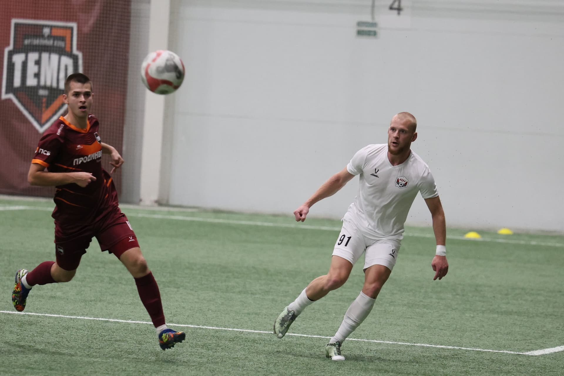 «Темп» 1:1 «КДВ». Третья лига. 26.09.2025. Владимир Мартынов («CX News») и Александр Чёрный («Алтайский спорт») — кадр 320