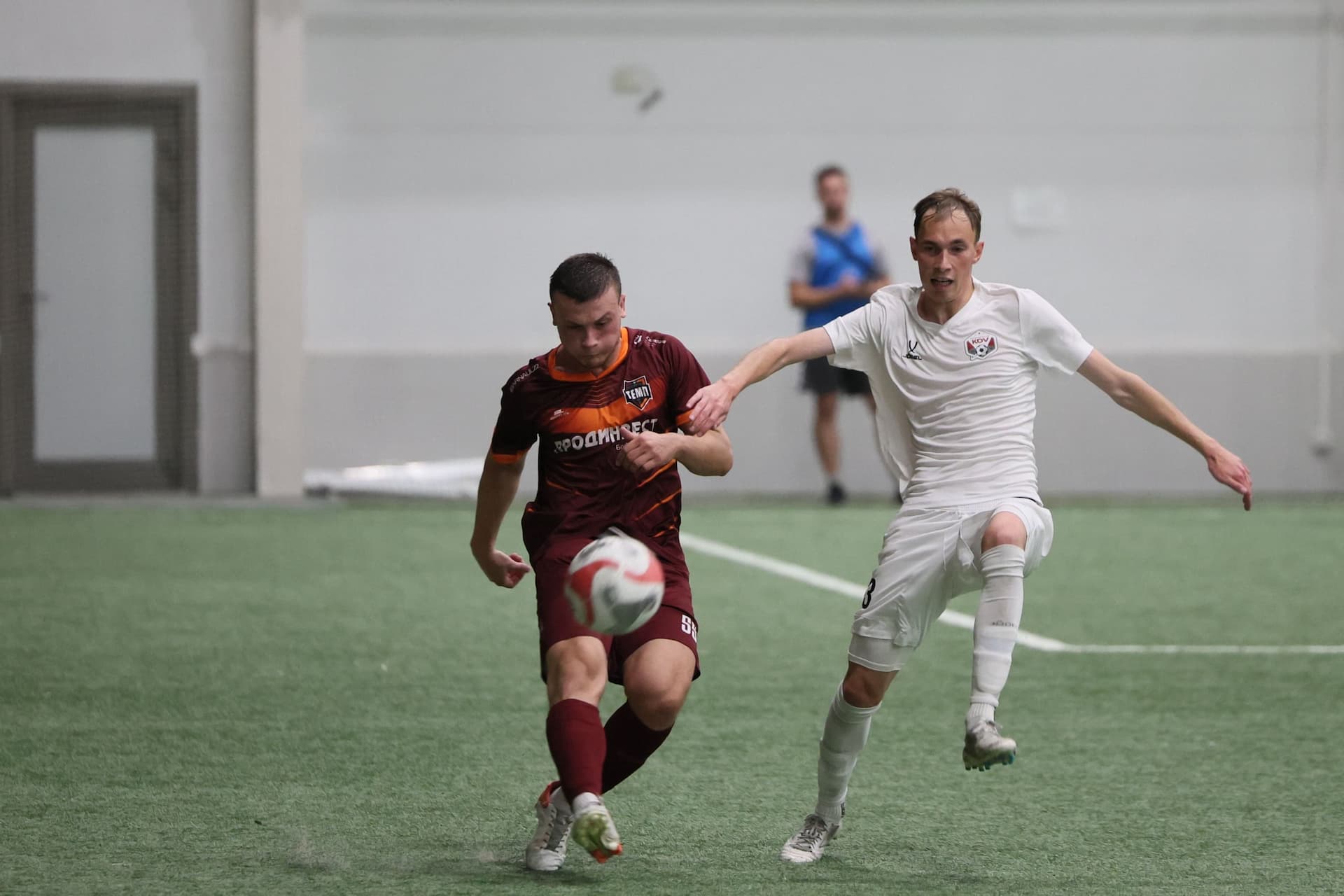 «Темп» 1:1 «КДВ». Третья лига. 26.09.2025. Владимир Мартынов («CX News») и Александр Чёрный («Алтайский спорт») — кадр 327