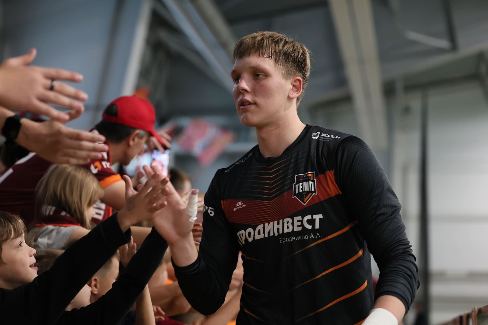 «Темп» 1:1 «КДВ». Третья лига. 26.09.2025. Владимир Мартынов («CX News») и Александр Чёрный («Алтайский спорт») — кадр 298