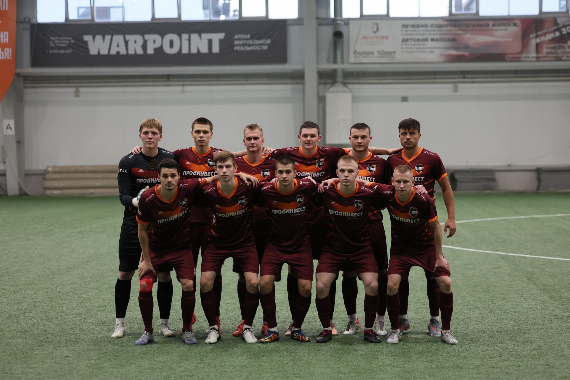 «Темп» 1:1 «КДВ». Третья лига. 26.09.2025. Владимир Мартынов («CX News») и Александр Чёрный («Алтайский спорт») — кадр 302