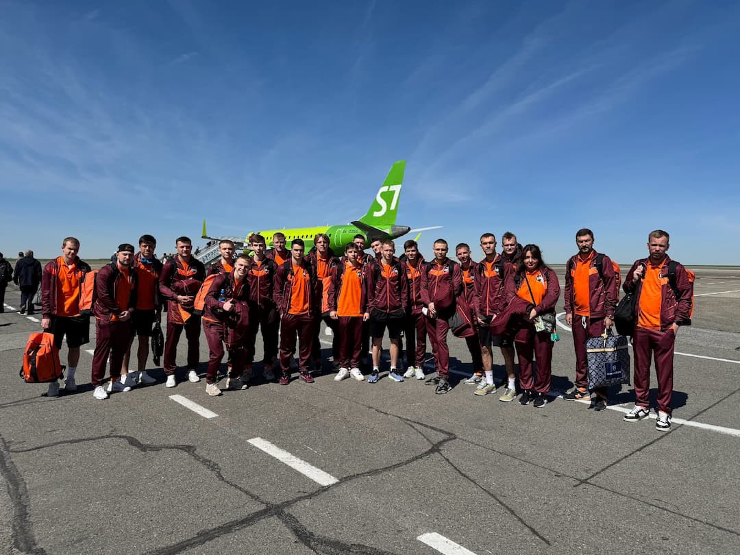 В Иркутск и Красноярск отправились 19 футболистов!