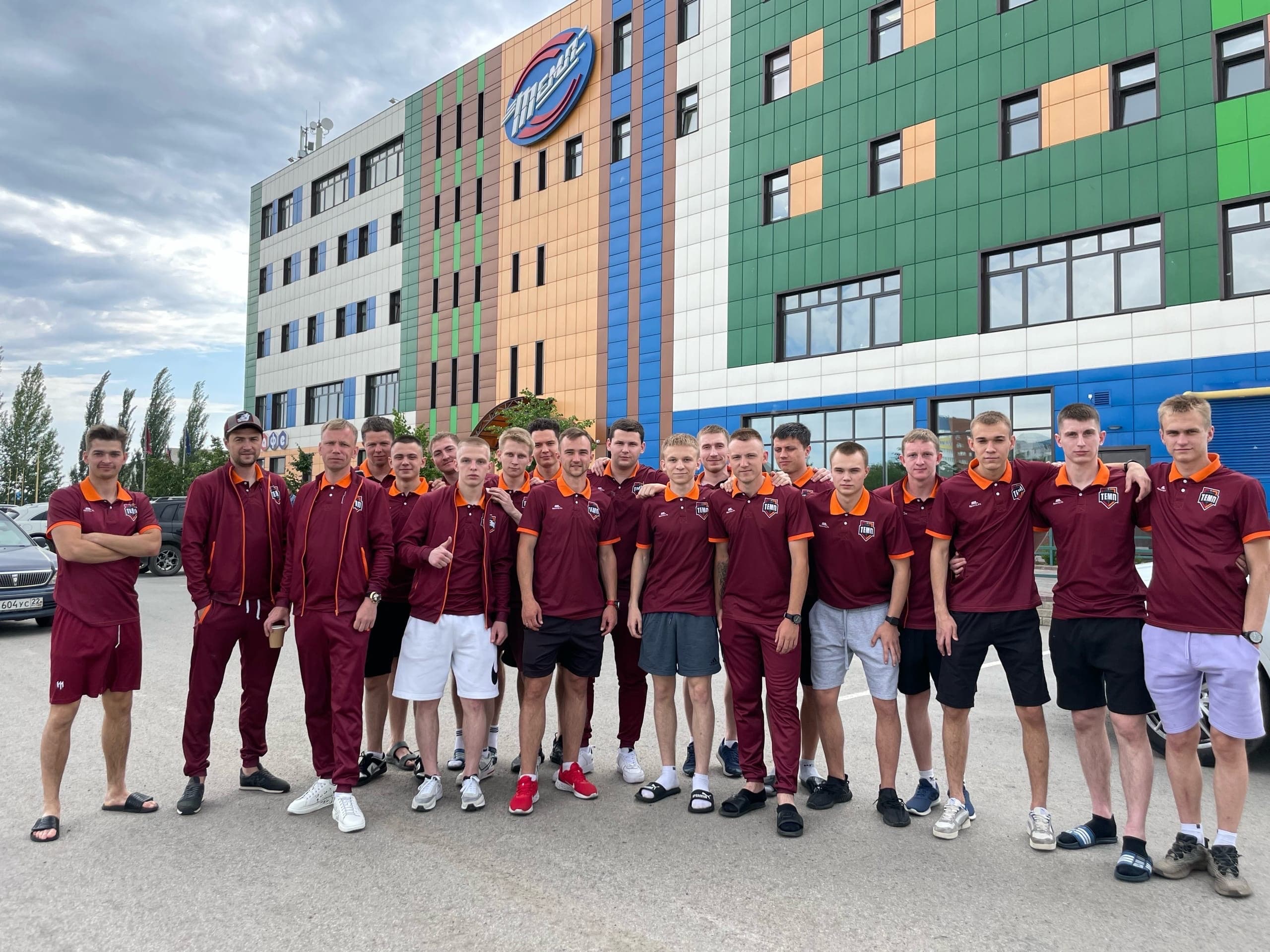 На выезд в Новосибирск и Томск отправились 20 футболистов!