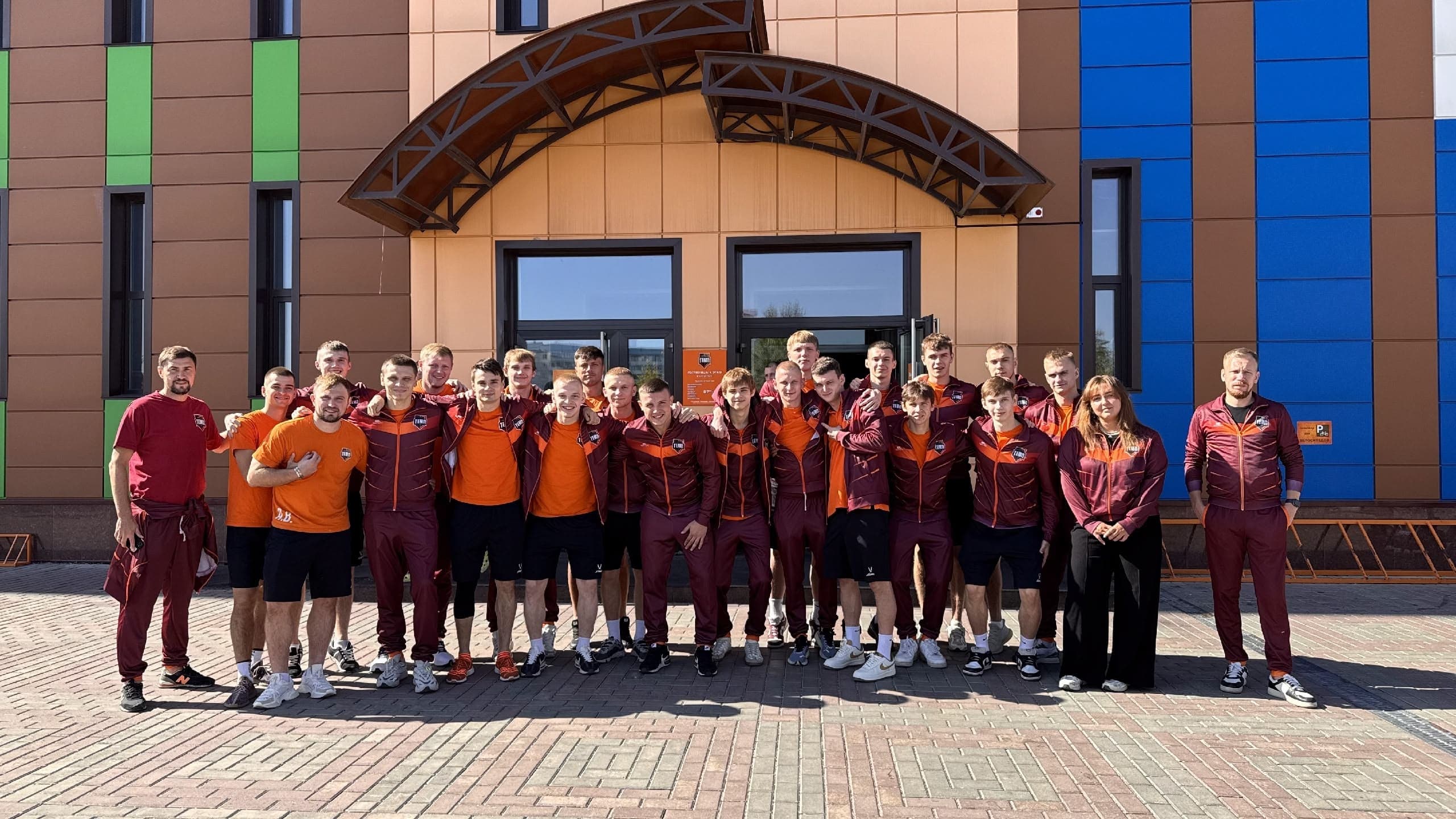 В Красноярск отправились 22 футболиста!