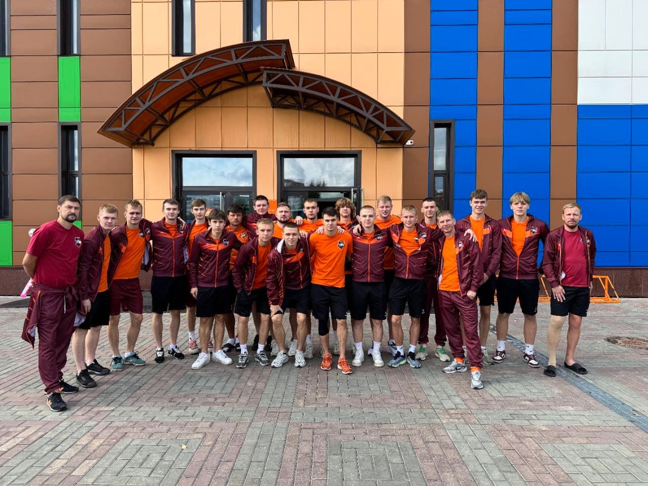 В Междуреченск отправились 22 футболиста!